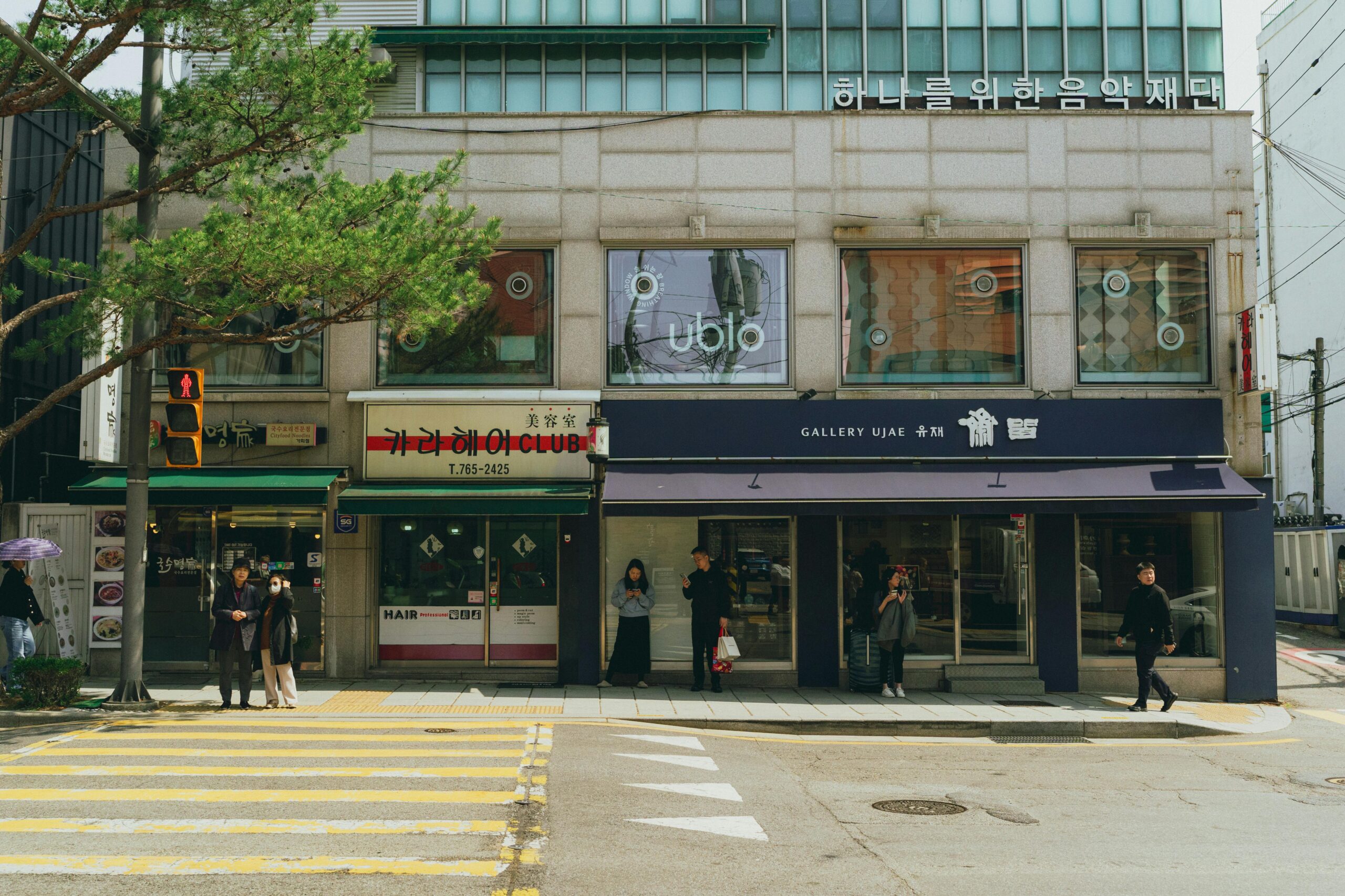 Eine lebhafte Straßenszene in der Innenstadt von Seoul, die koreanische Architektur und das alltägliche Stadtleben zeigt.