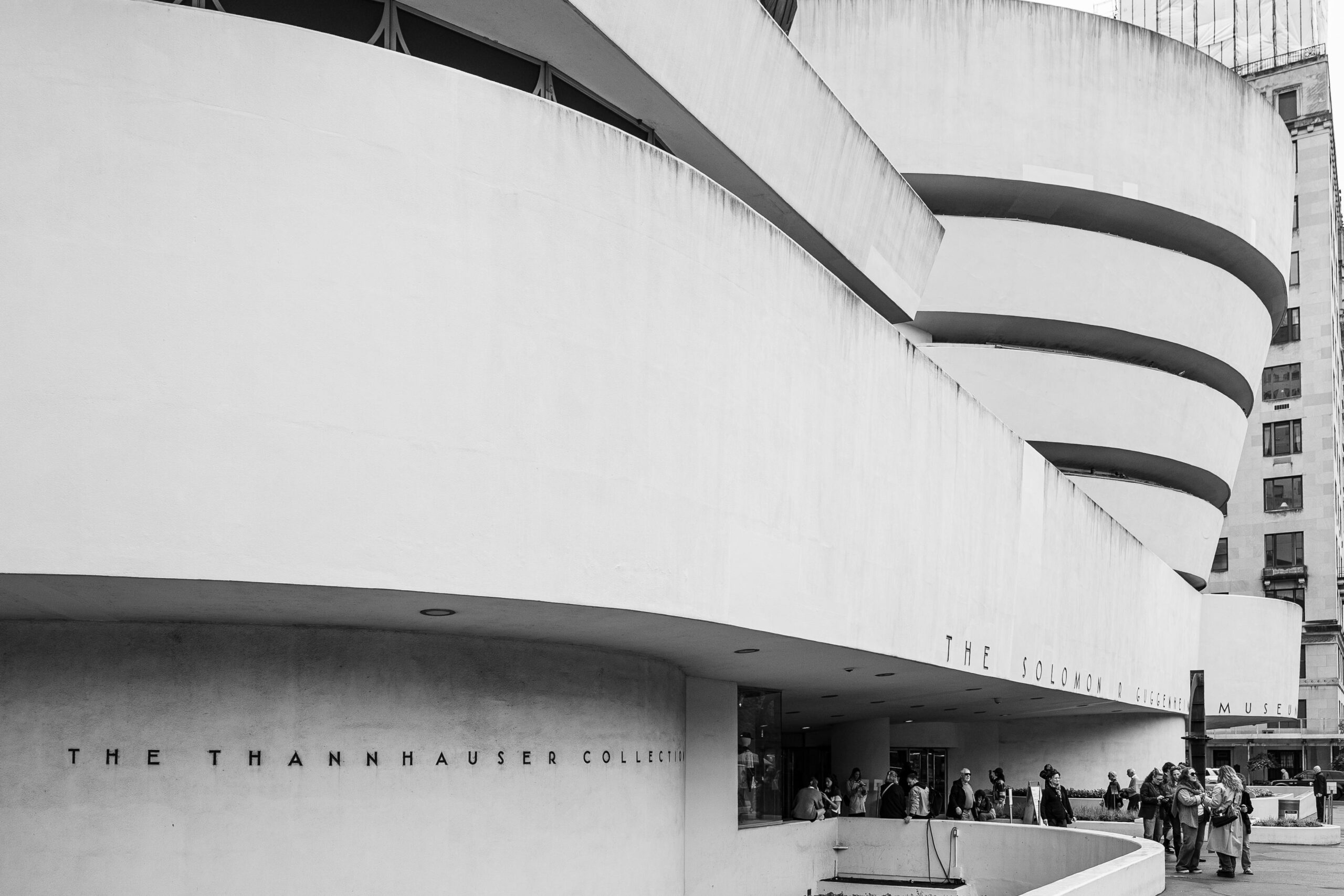 Schwarzweißfoto der einzigartigen Spiralarchitektur des Guggenheim-Museums in New York City.