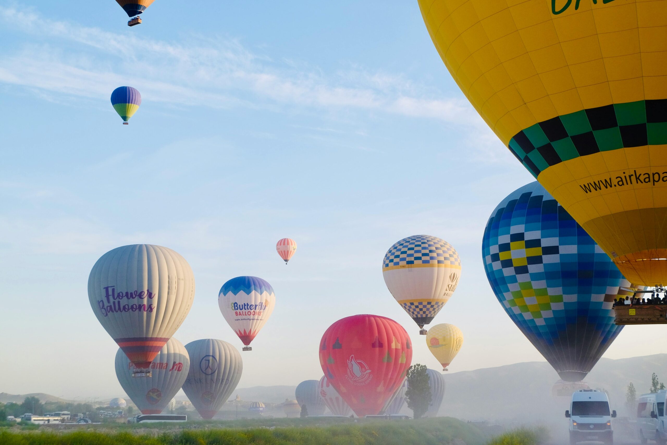 Bunte Heißluftballons schweben während eines ruhigen Morgenfluges über Kappadokien in der Türkei.