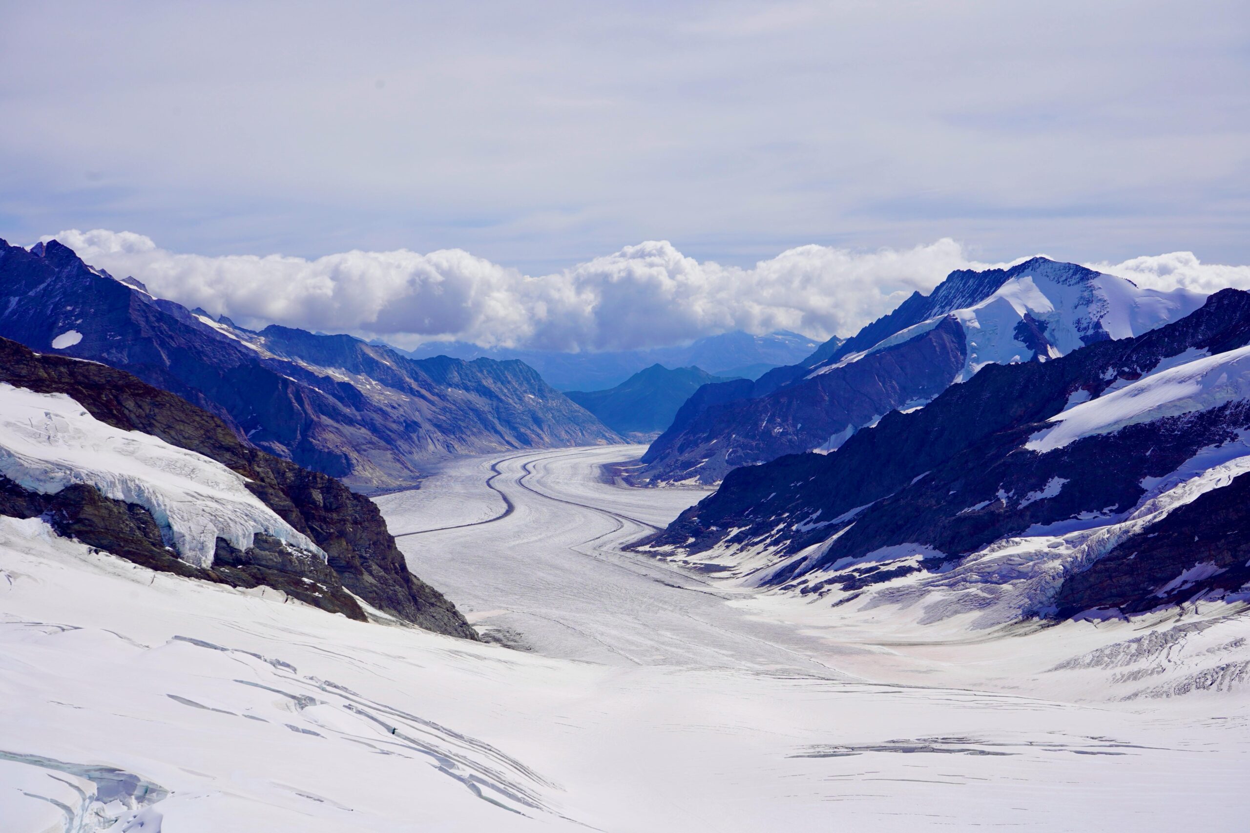 Atemberaubende Luftaufnahme des ausgedehnten Aletschgletschers in den Schweizer Alpen.