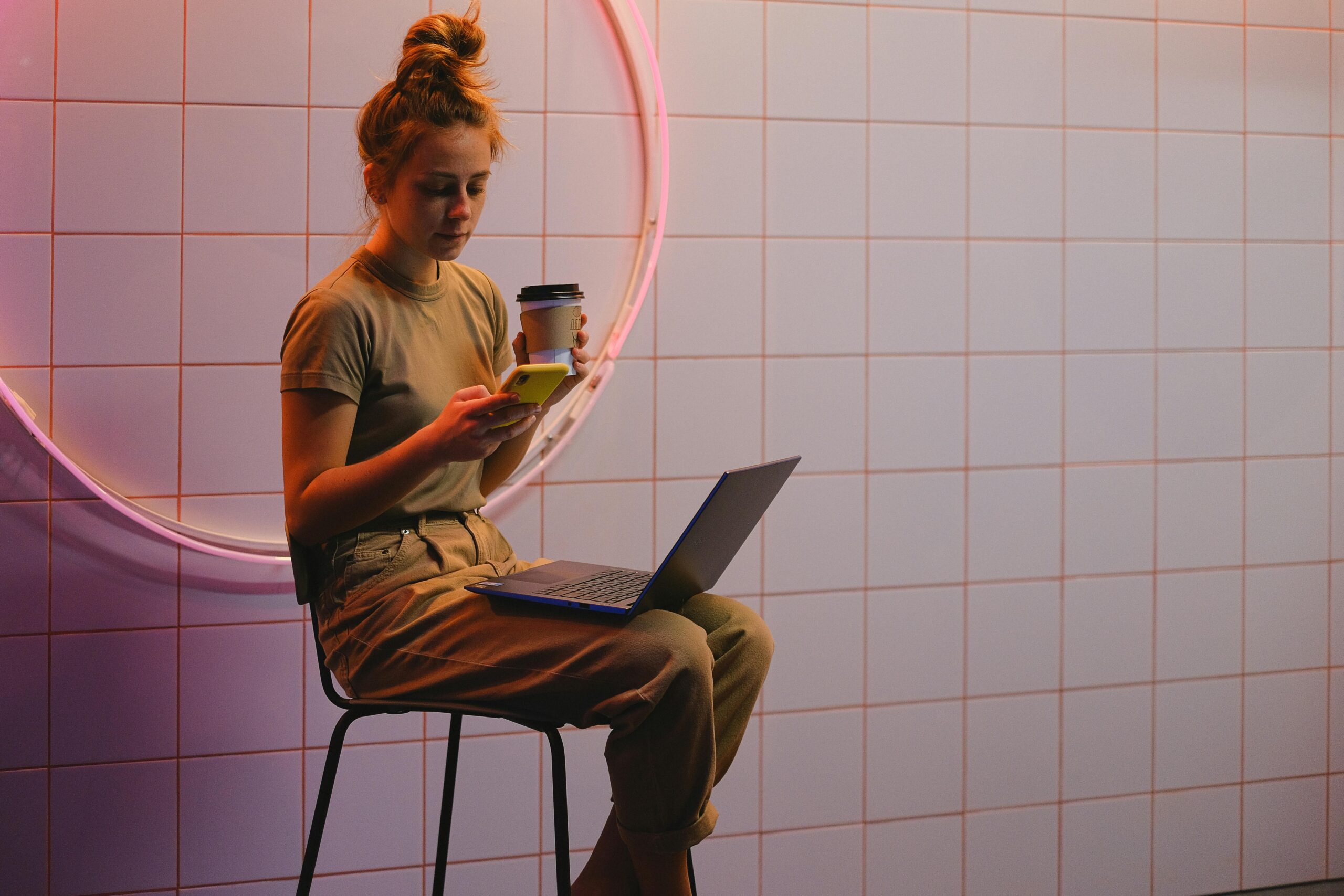 Kostenloses Stock Foto zu arbeiterin, arbeitsplatz, blogger