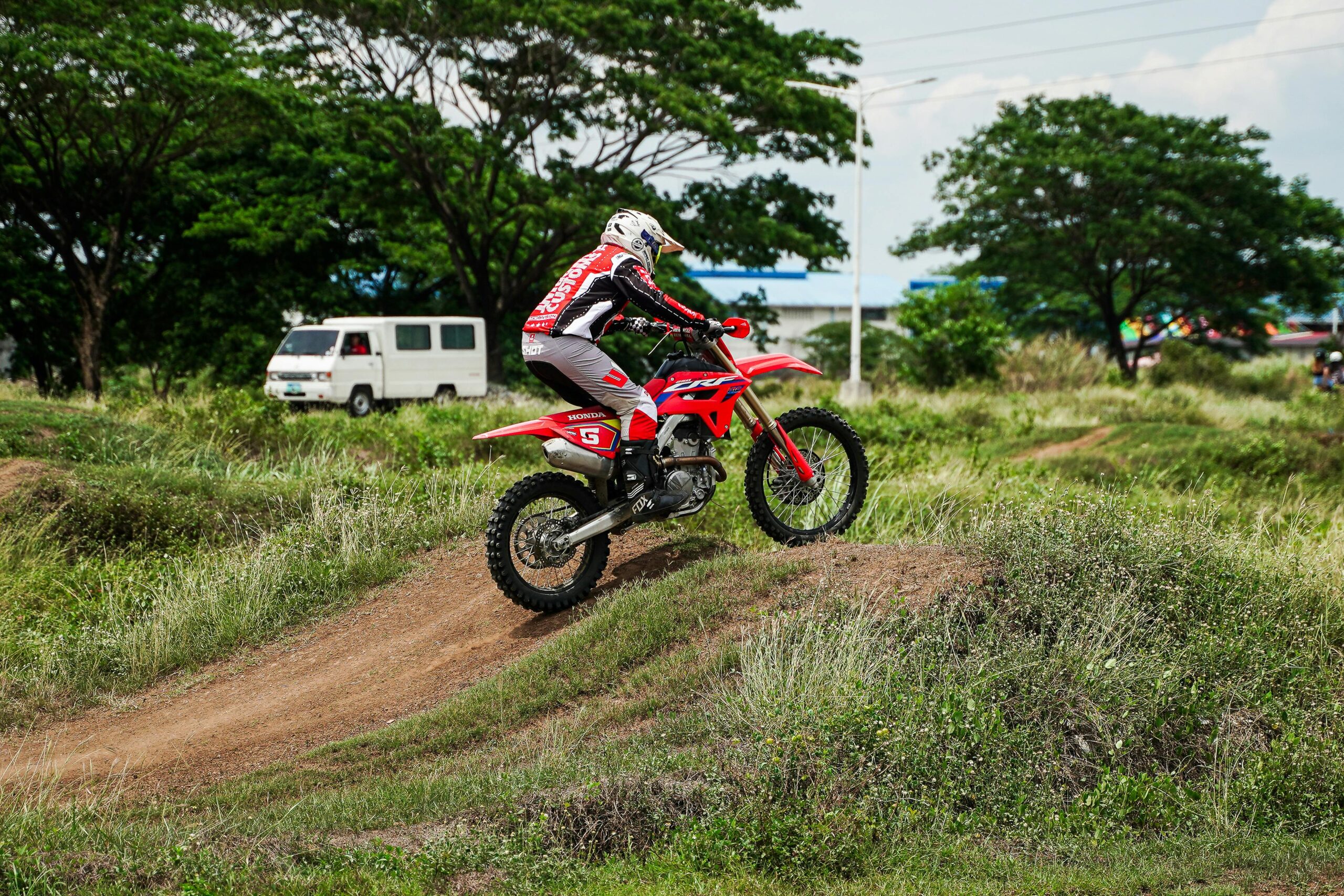 Action-Aufnahme eines Dirtbikers, der auf einem Trail in Bulakan, Philippinen, fährt.