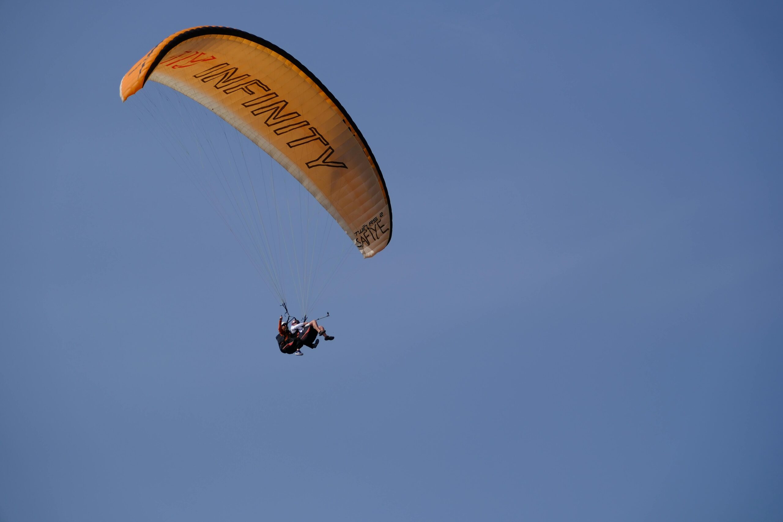 Gleitschirmflieger schweben hoch oben im klaren Himmel von Ölüdeniz, Türkei.