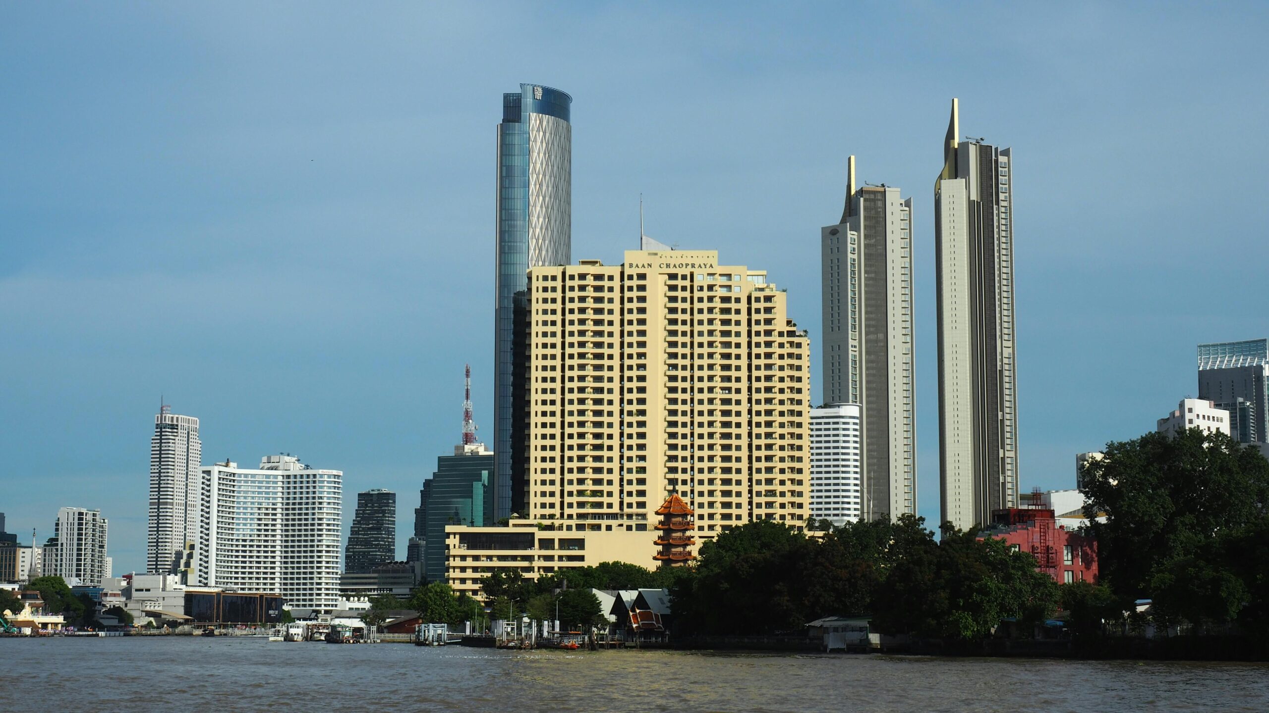 Wunderschöner Blick auf die Skyline von Bangkok mit den ikonischen hohen Gebäuden und dem berühmten Fluss Chao Phraya.