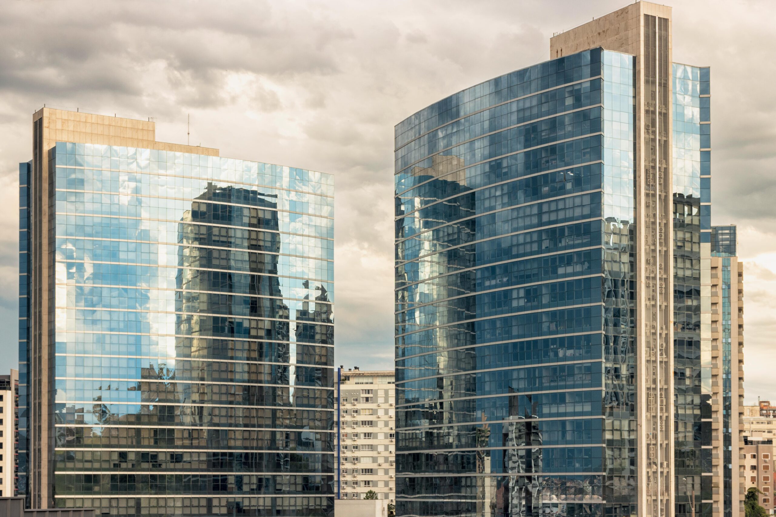 Stilvolle Bürohochhäuser spiegeln die Stadtlandschaft in Porto Alegre, Brasilien, wider.