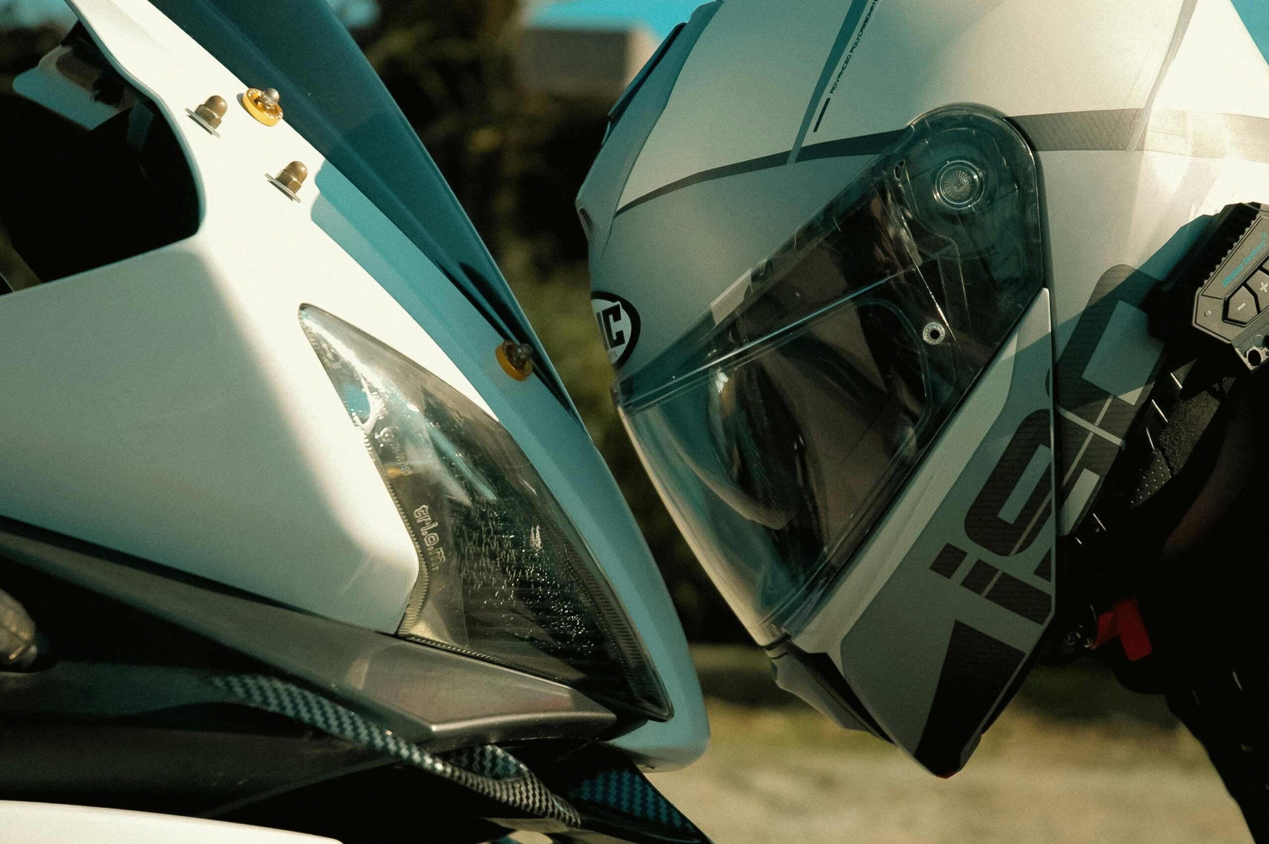 Dynamische Nahaufnahme eines Motorrads und des Helms des Fahrers im Freien, die Geschwindigkeit und Abenteuer betont.