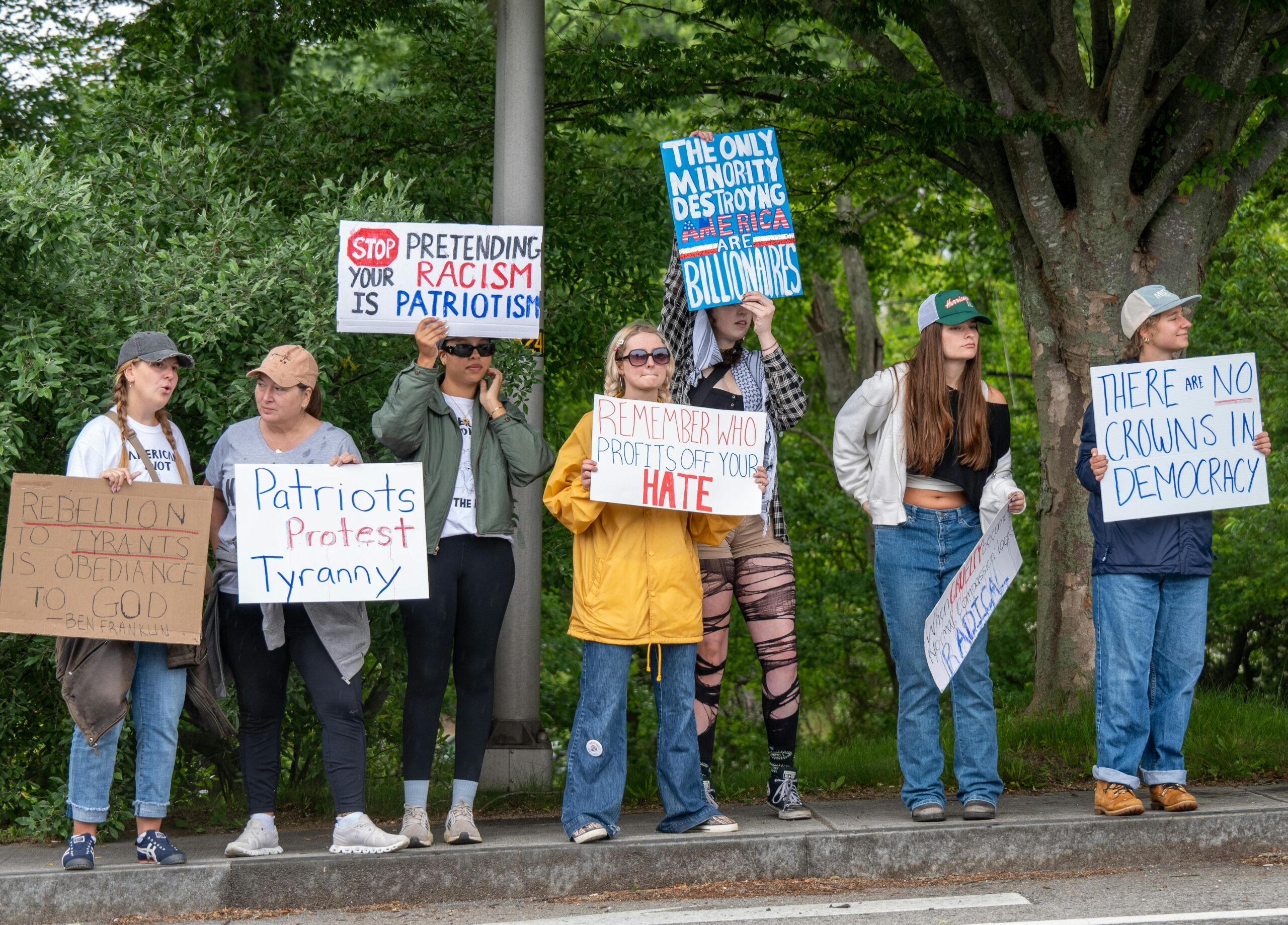 Eine Gruppe von Demonstranten in South Kingstown, Rhode Island, ruft mit verschiedenen Schildern für die Demokratie auf.
