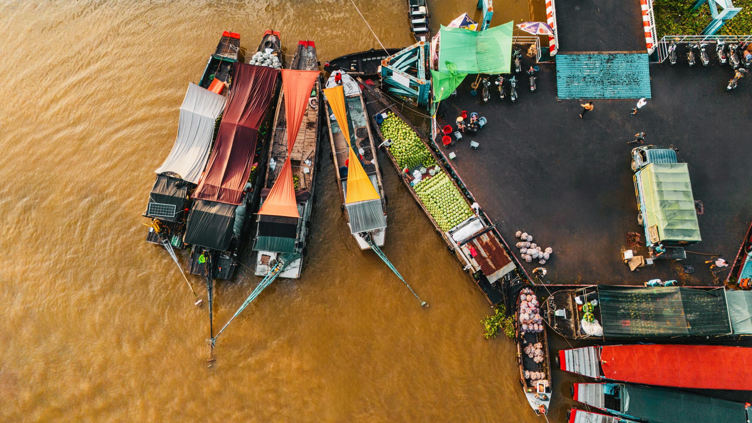 Eine lebendige Luftaufnahme des schwimmenden Marktes Cái Răng in Cần Thơ, Vietnam, die den geschäftigen Handel zeigt.