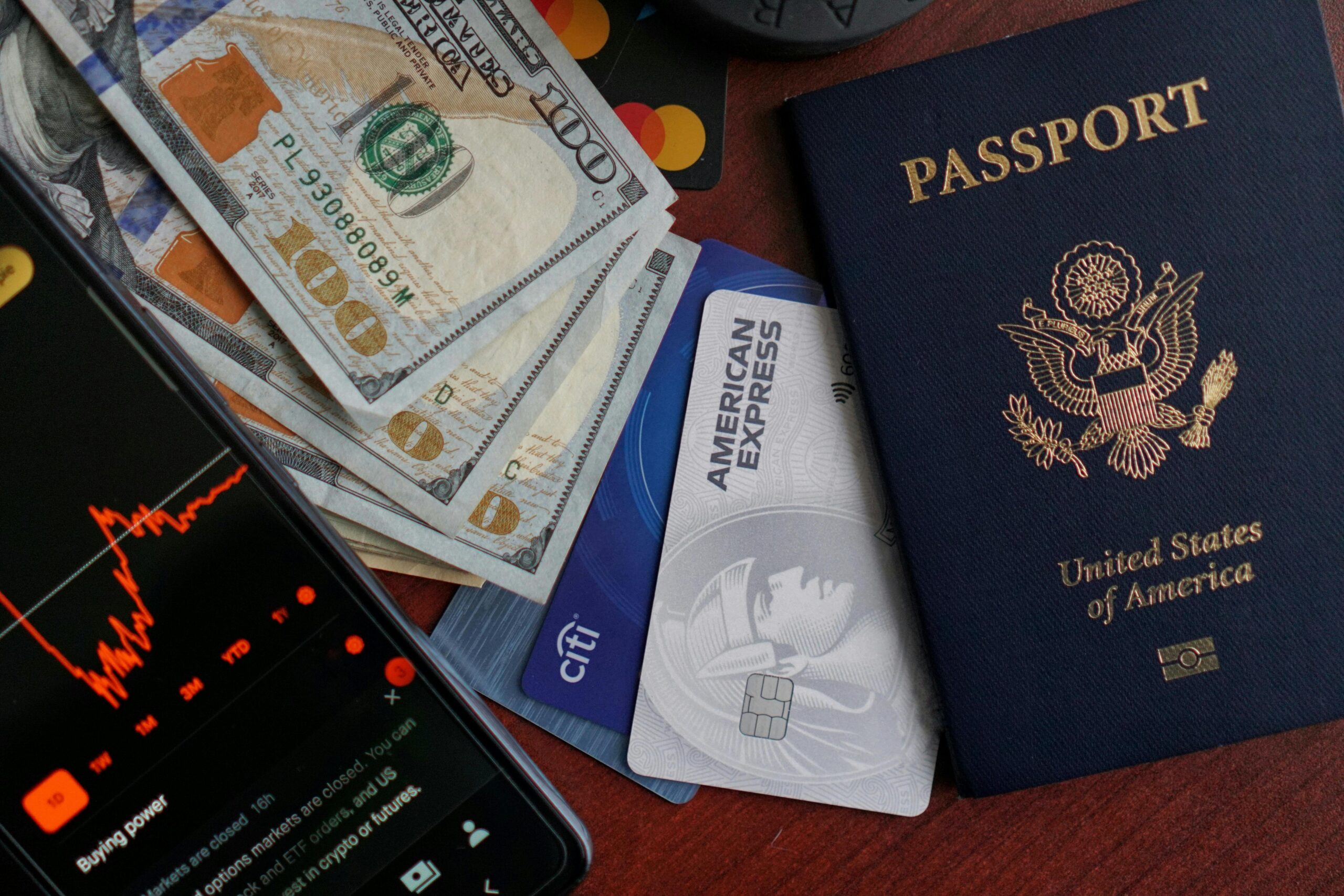 Smartphone Bargeld Kreditkarten Und Reisepass