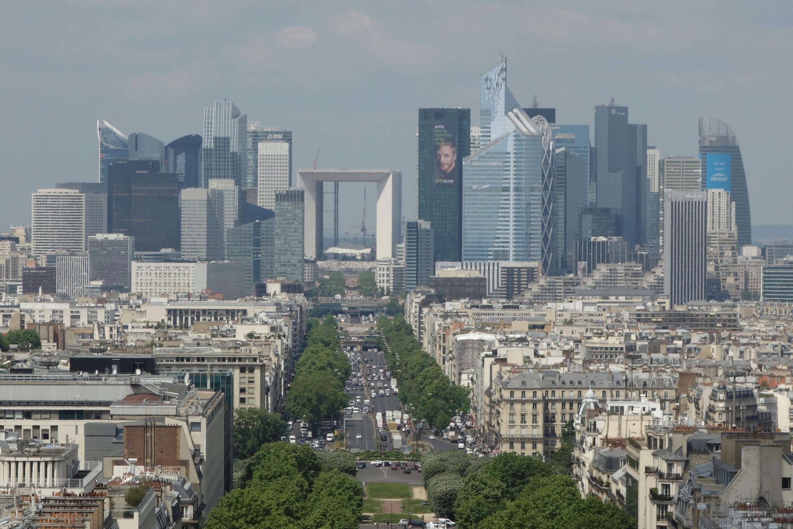 Luftaufnahme der Skyline von La Défense mit modernen Wolkenkratzern in Paris.