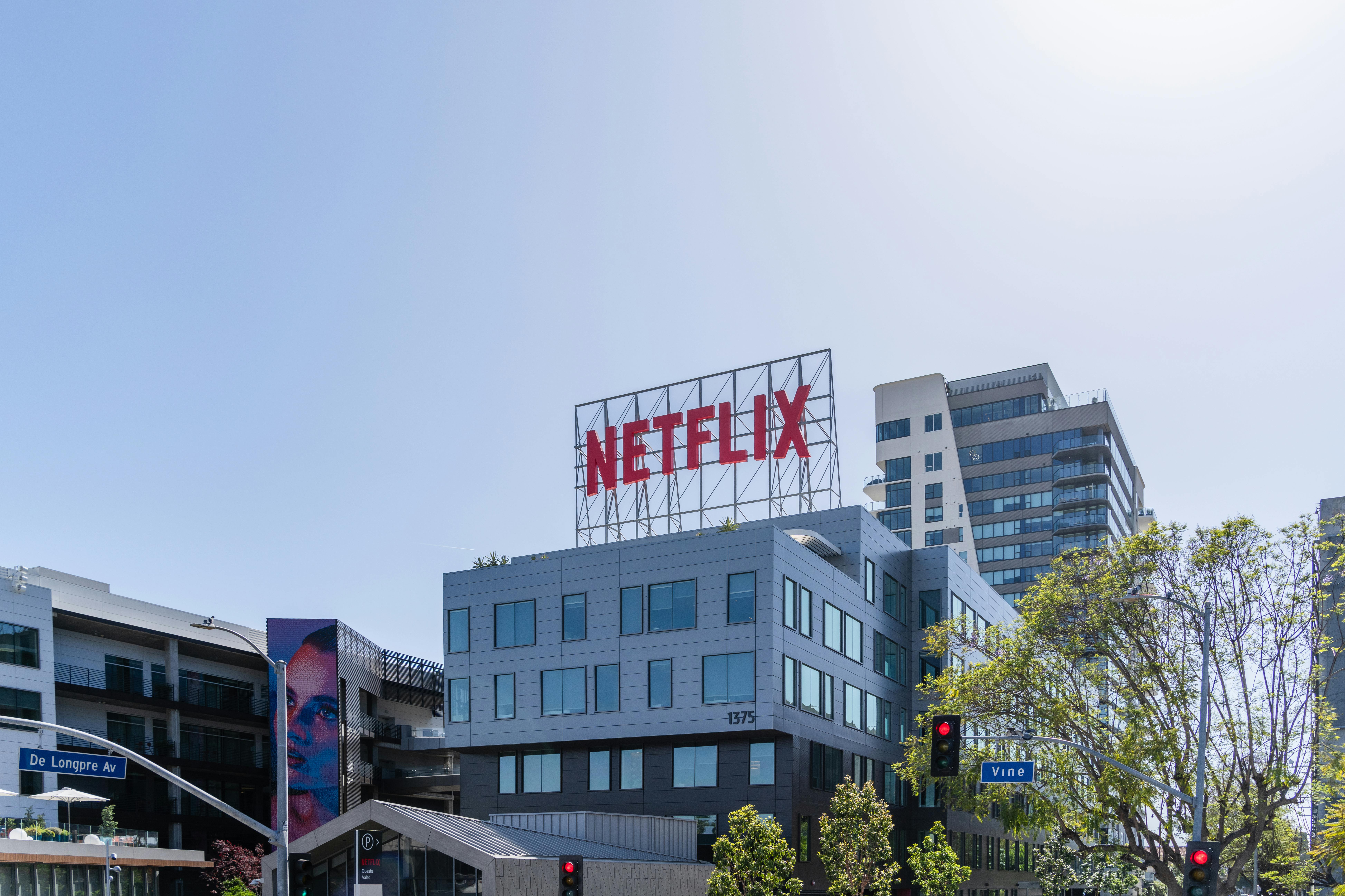 Außenansicht des Netflix-Hauptsitzes in Los Angeles unter klarem Himmel.
