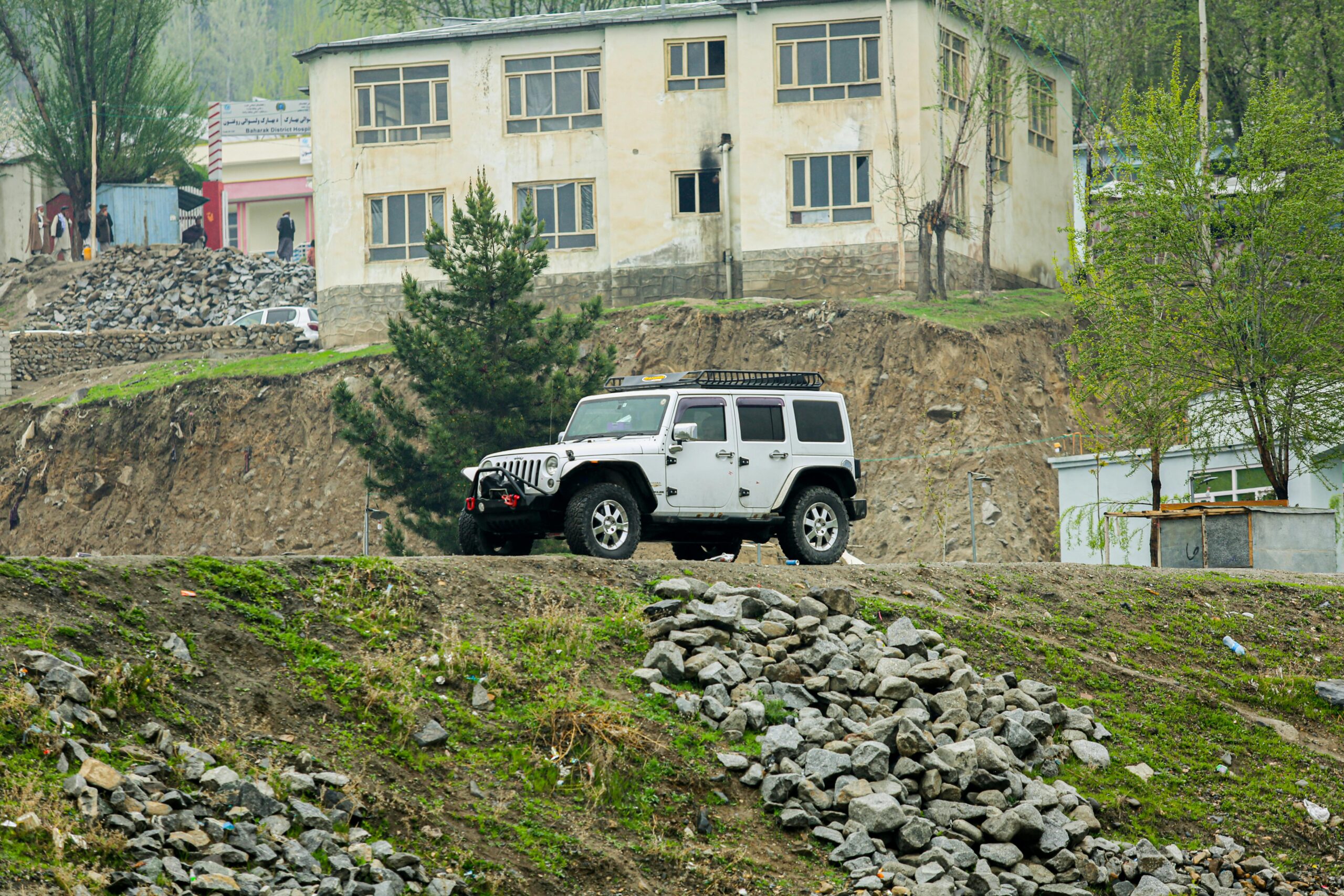 Ein Einsamer, Aber Atemberaubender Jeep Ruht In Den Malerischen Hügeln Von Badakhshan