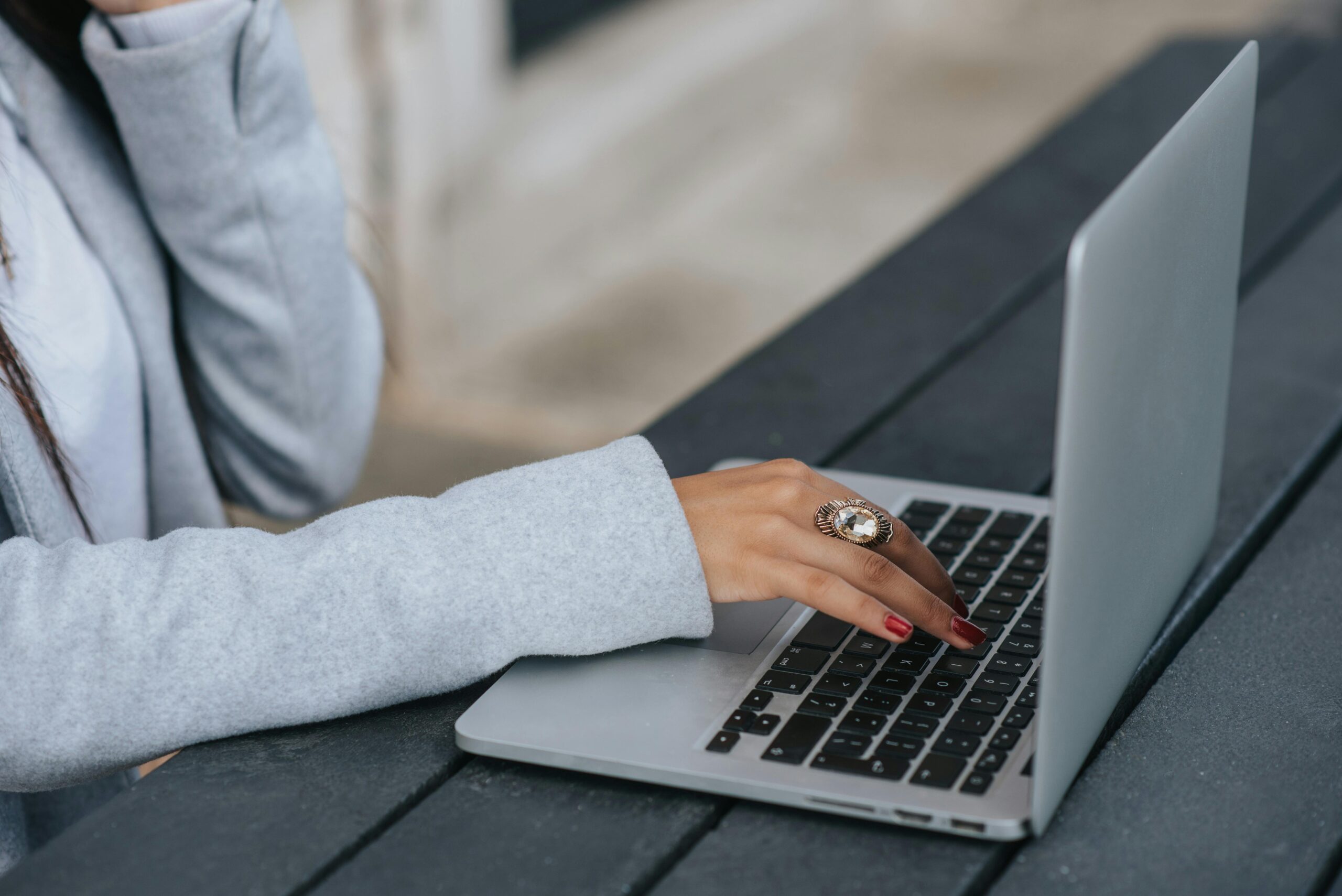 Ernte Geschäftsfrau, Die Auf Laptop Am Straßentisch Tippt