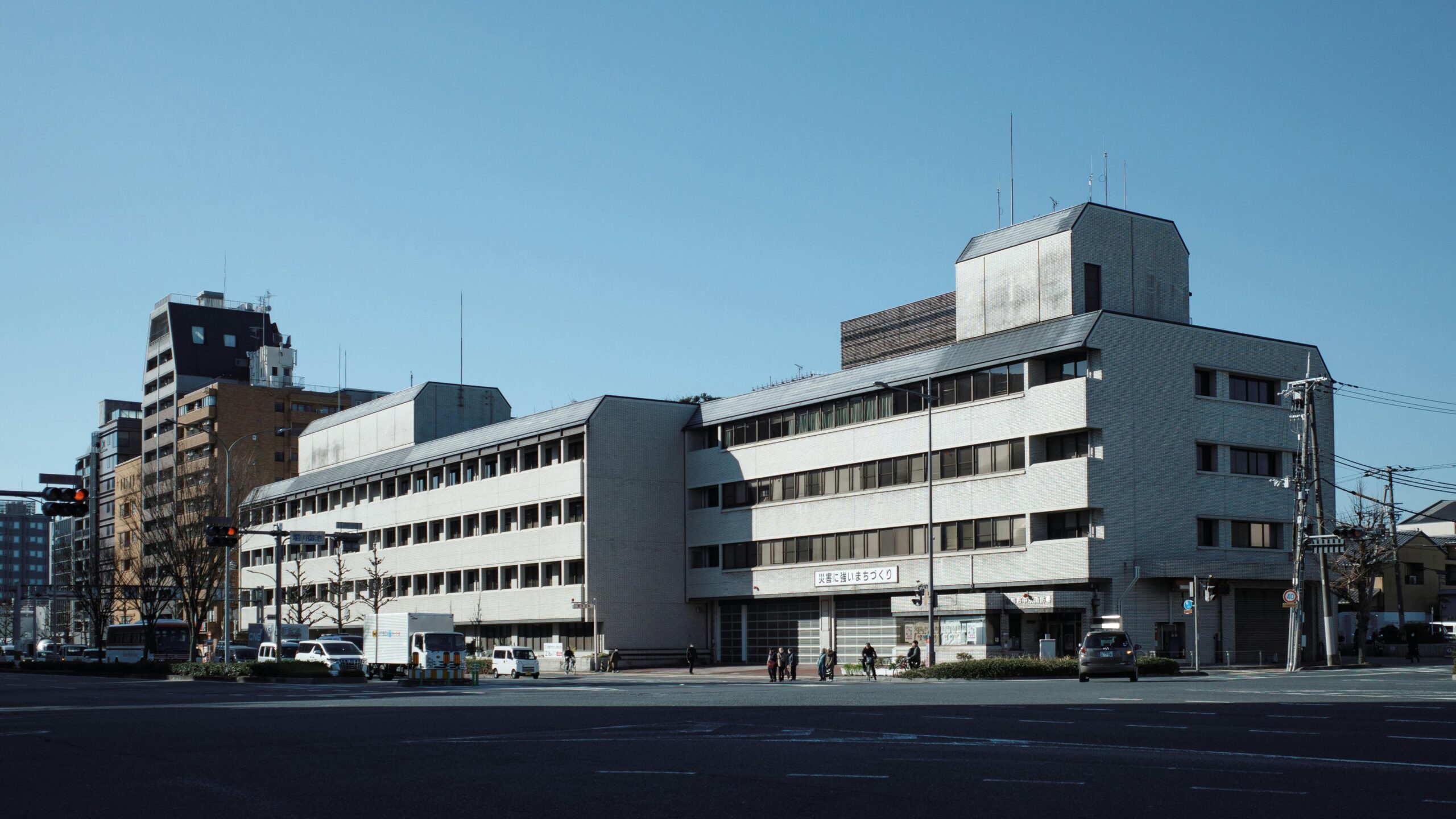 Eine Stadtansicht von Kyoto mit Gebäuden unter einem klaren blauen Himmel.