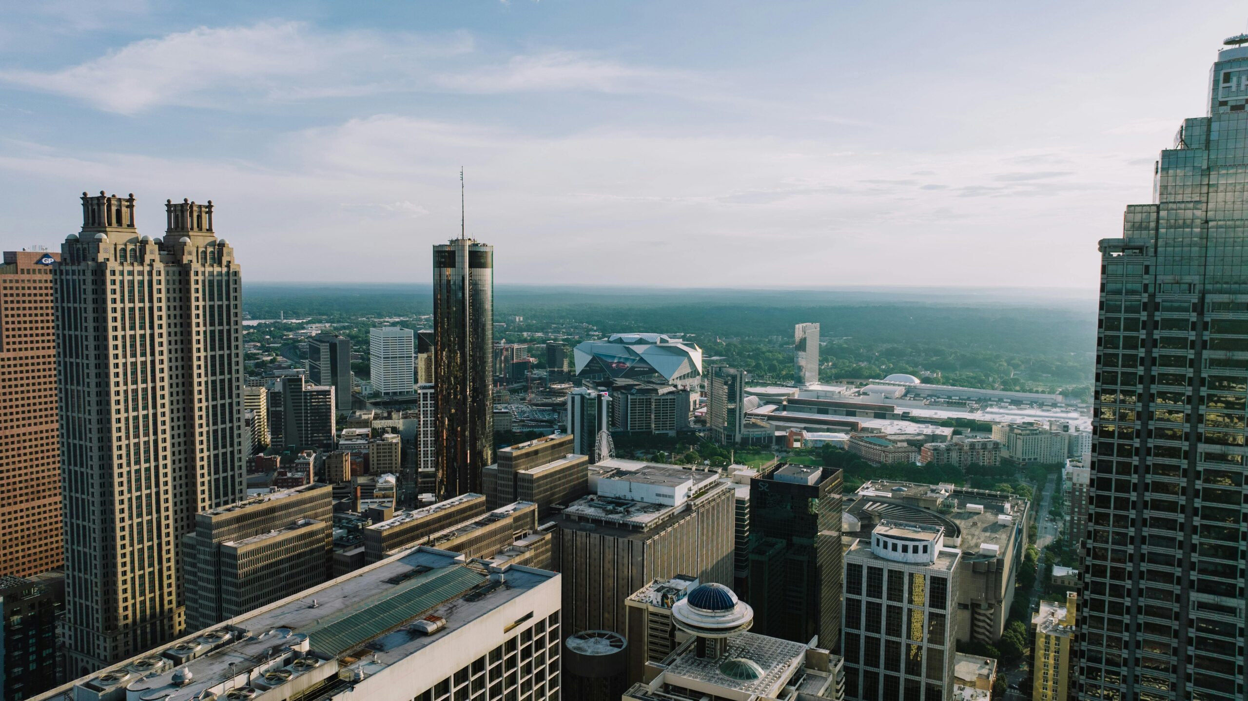 Atemberaubende Luftaufnahme der Skyline von Atlanta mit ikonischen Gebäuden unter klarem Himmel.