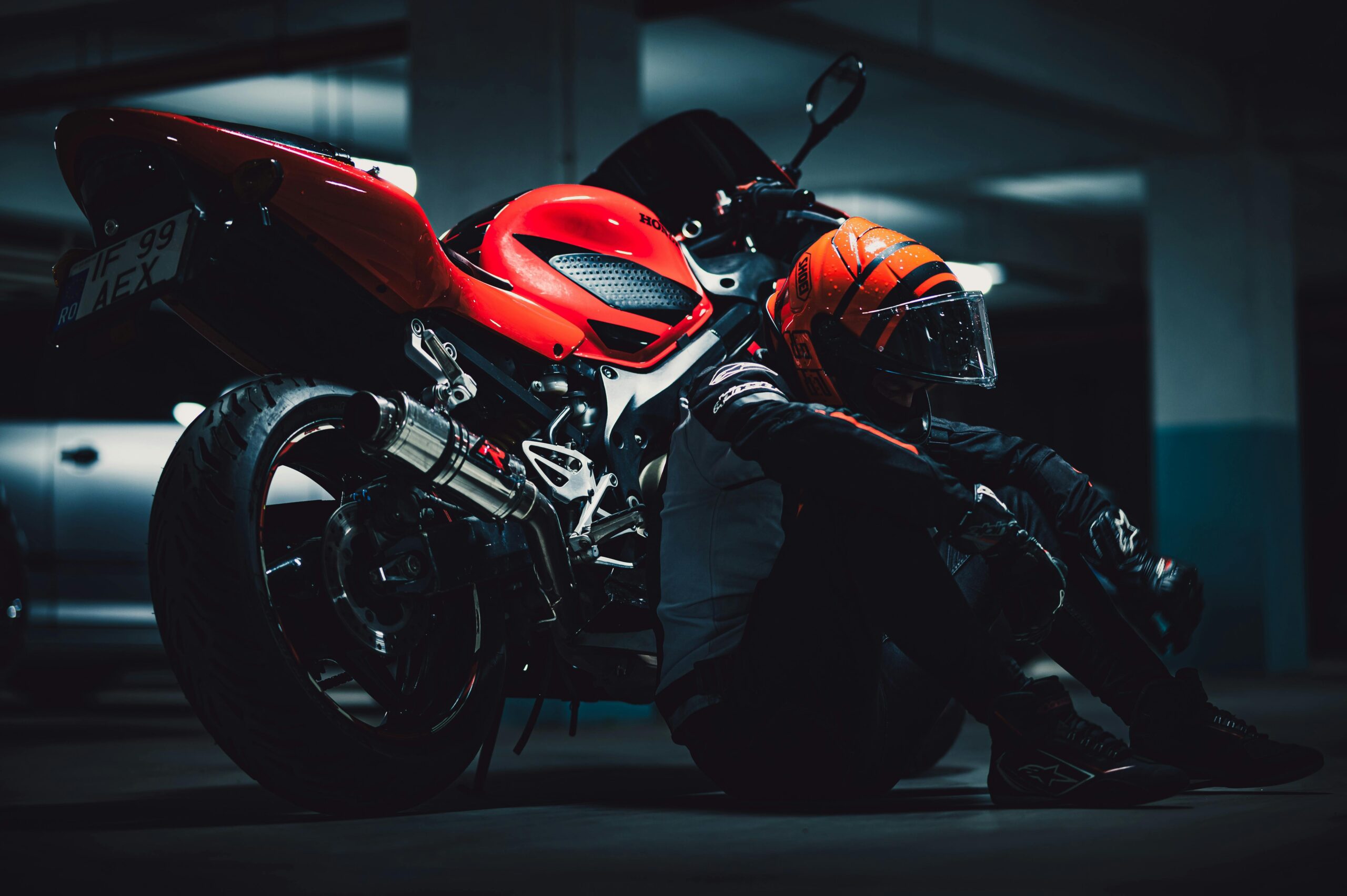 Kostenloses Stock Foto zu adrenalin, auf dem boden sitzen, Biker-Community
