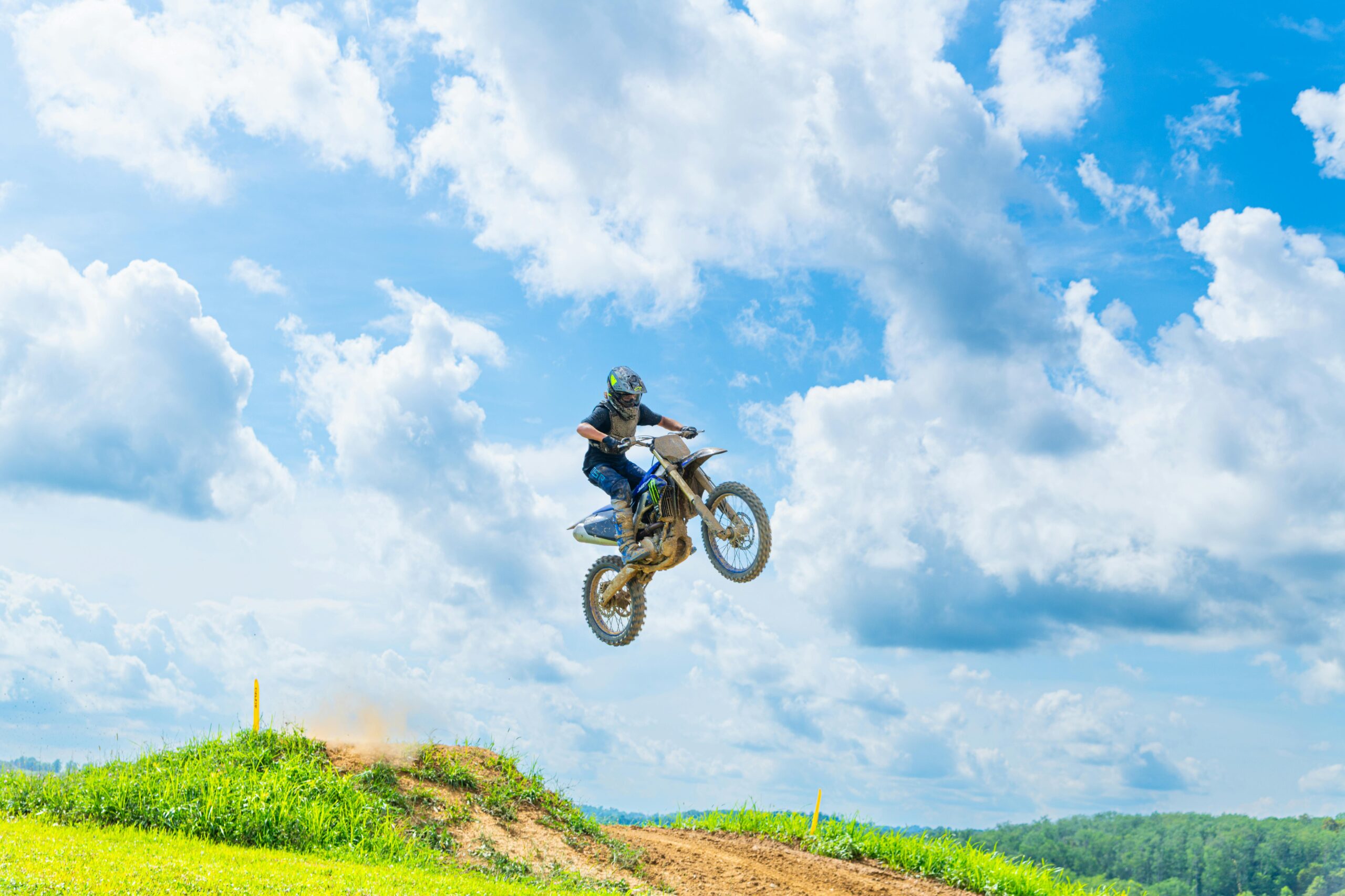 Aufregender Moment eines Dirtbike-Fahrers, der in Canonsburg, Pennsylvania, in die Luft geht.
