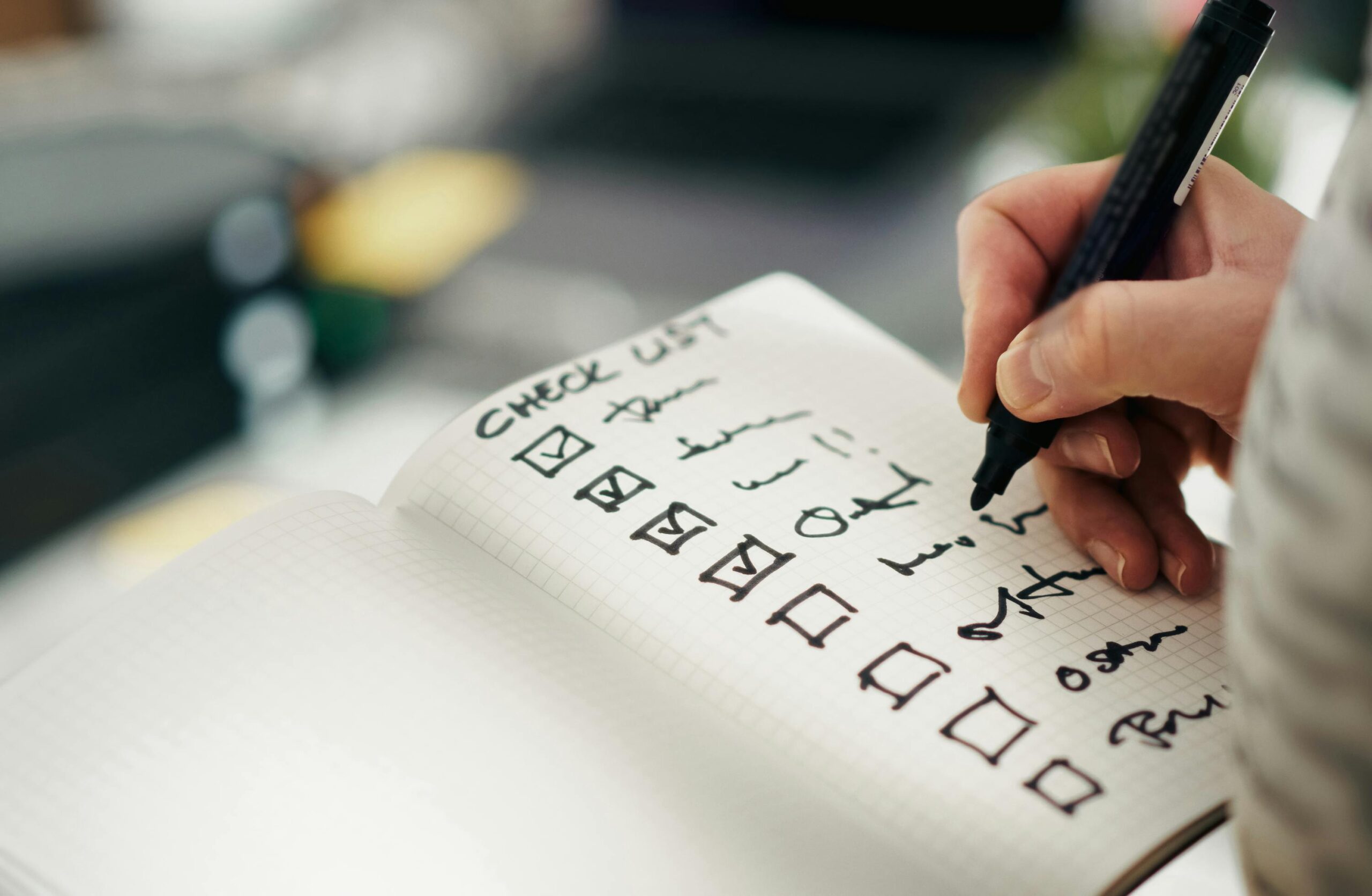 Schreiben Sie Aufgaben handschriftlich auf eine Checkliste und legen Sie dabei Wert auf Produktivität und Organisation.