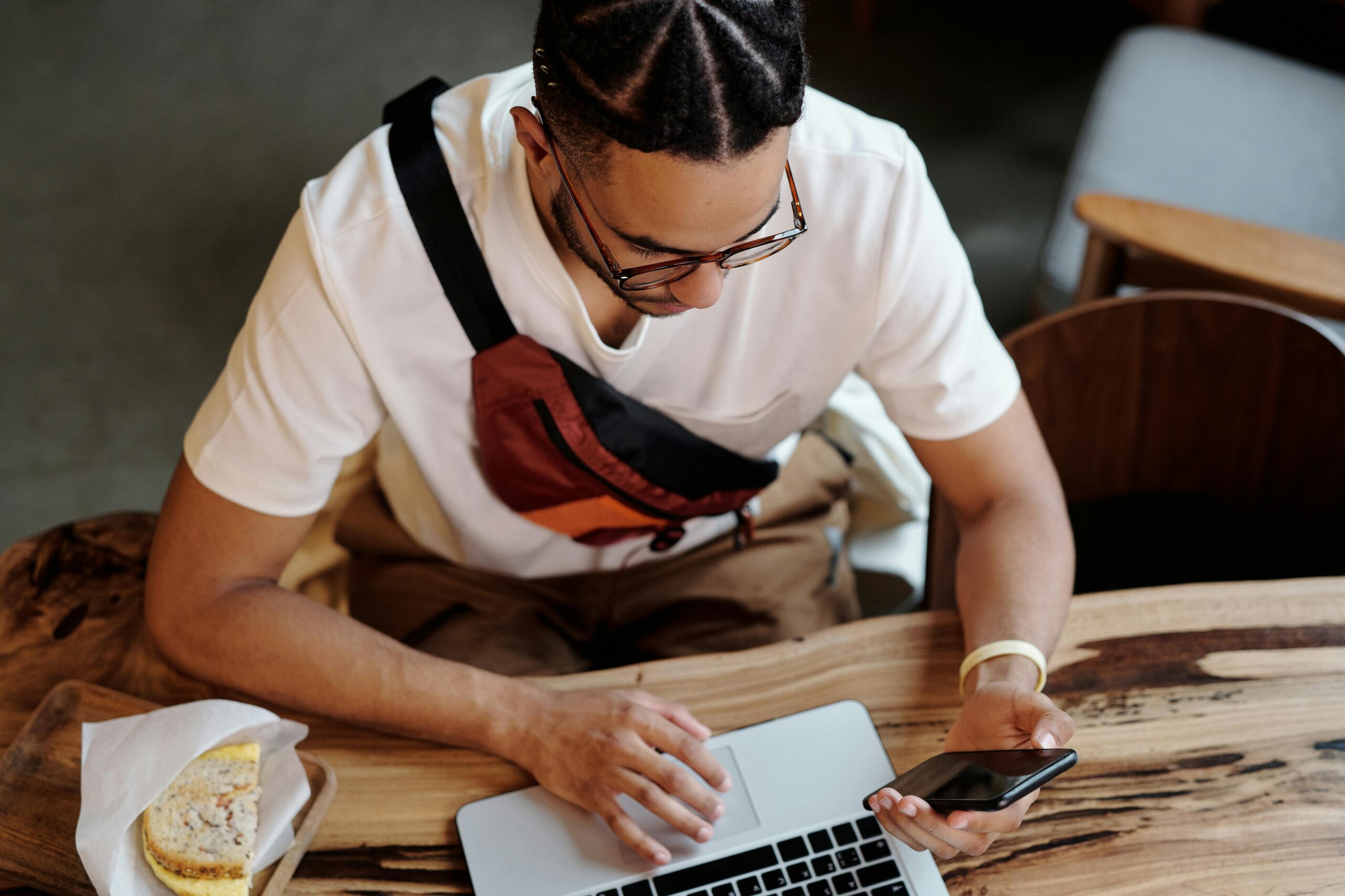 Mann Im Weißen T Shirt Mit Macbook Pro
