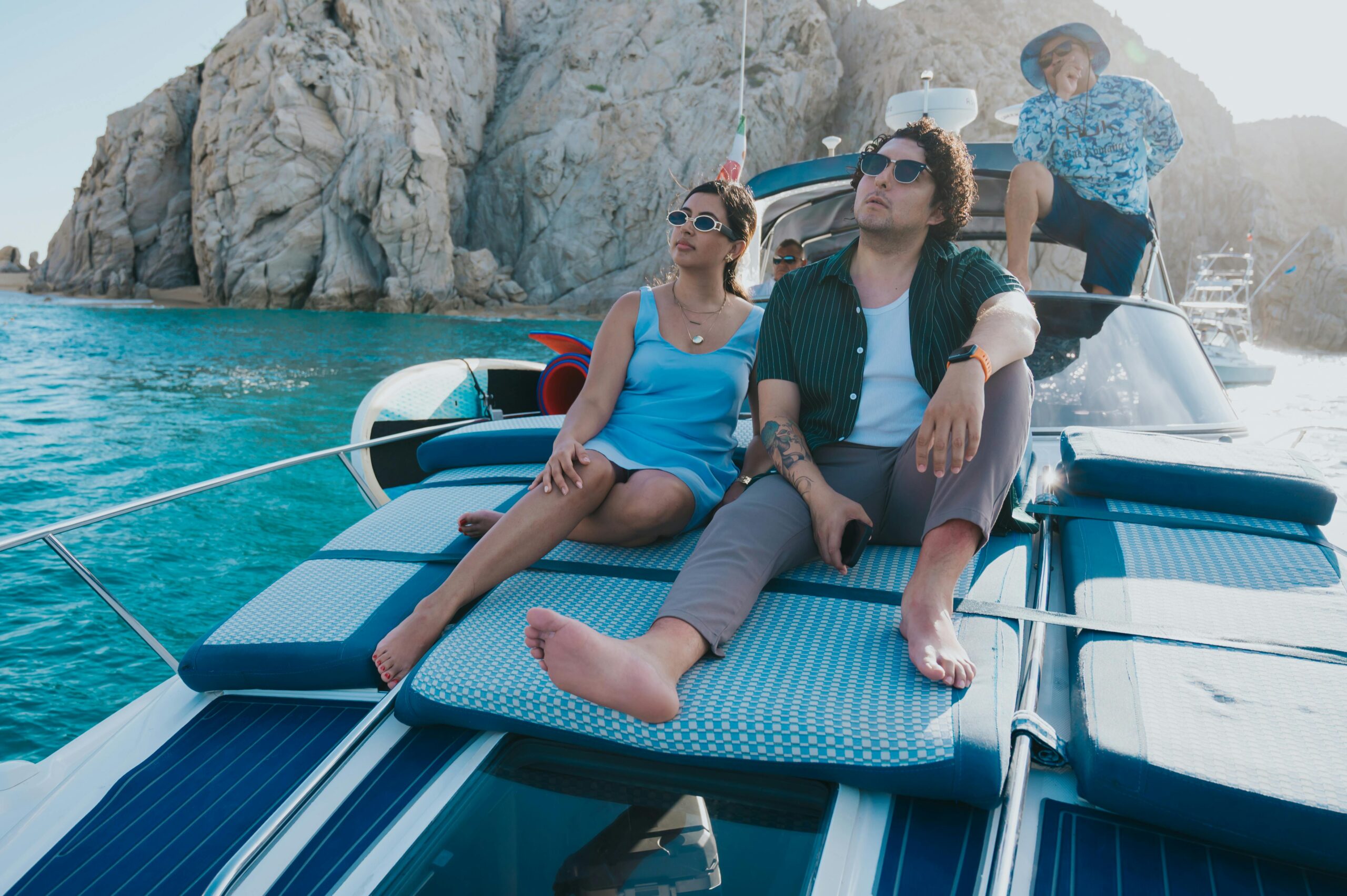 Eine Gruppe von Freunden genießt einen sonnigen Tag auf einer Yacht in Cabo San Lucas, Mexiko.