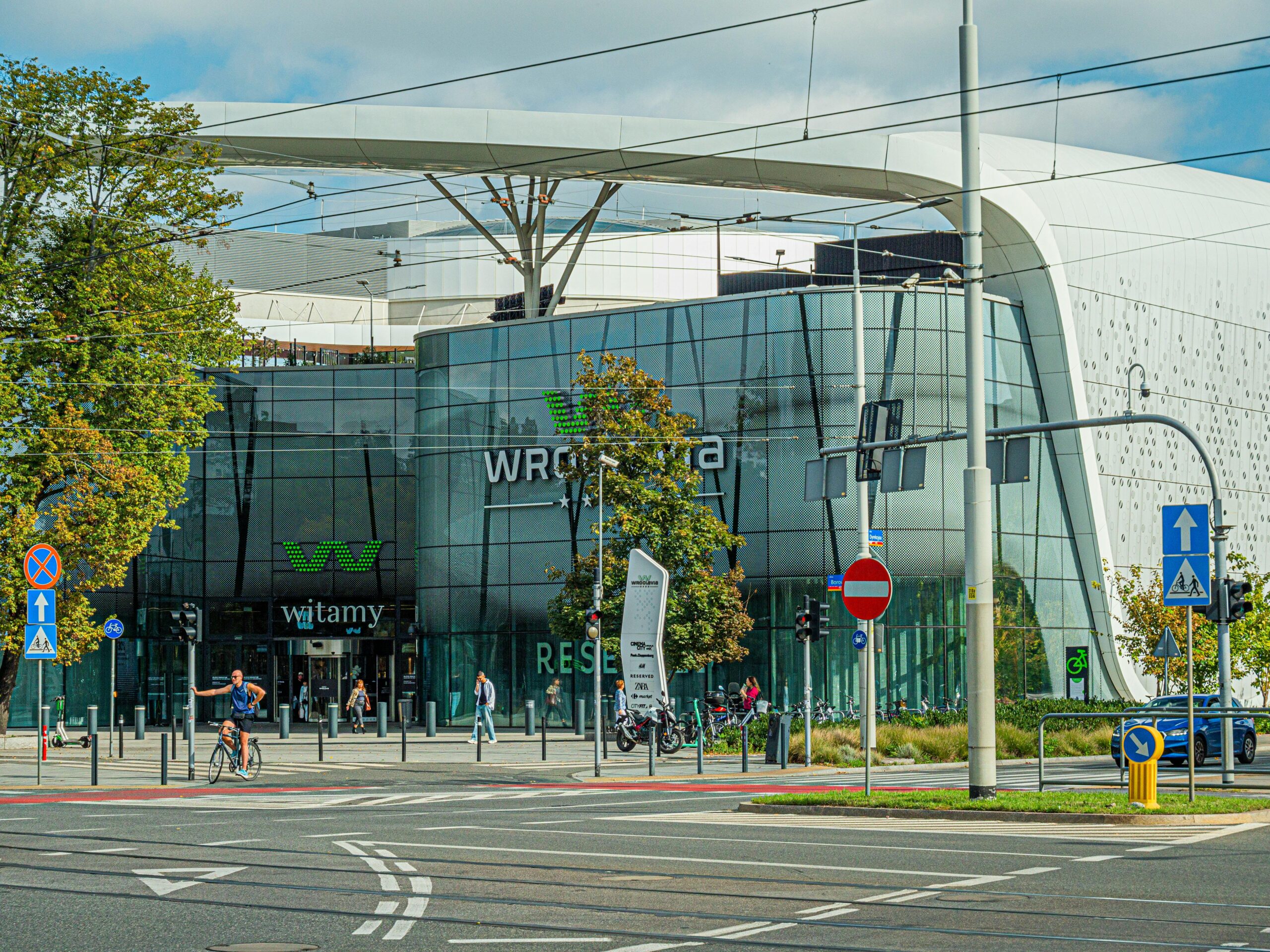 AuÃenansicht des Einkaufszentrums Wroclavia in Breslau, Polen. Modernes architektonisches Design mit Glasfassade.