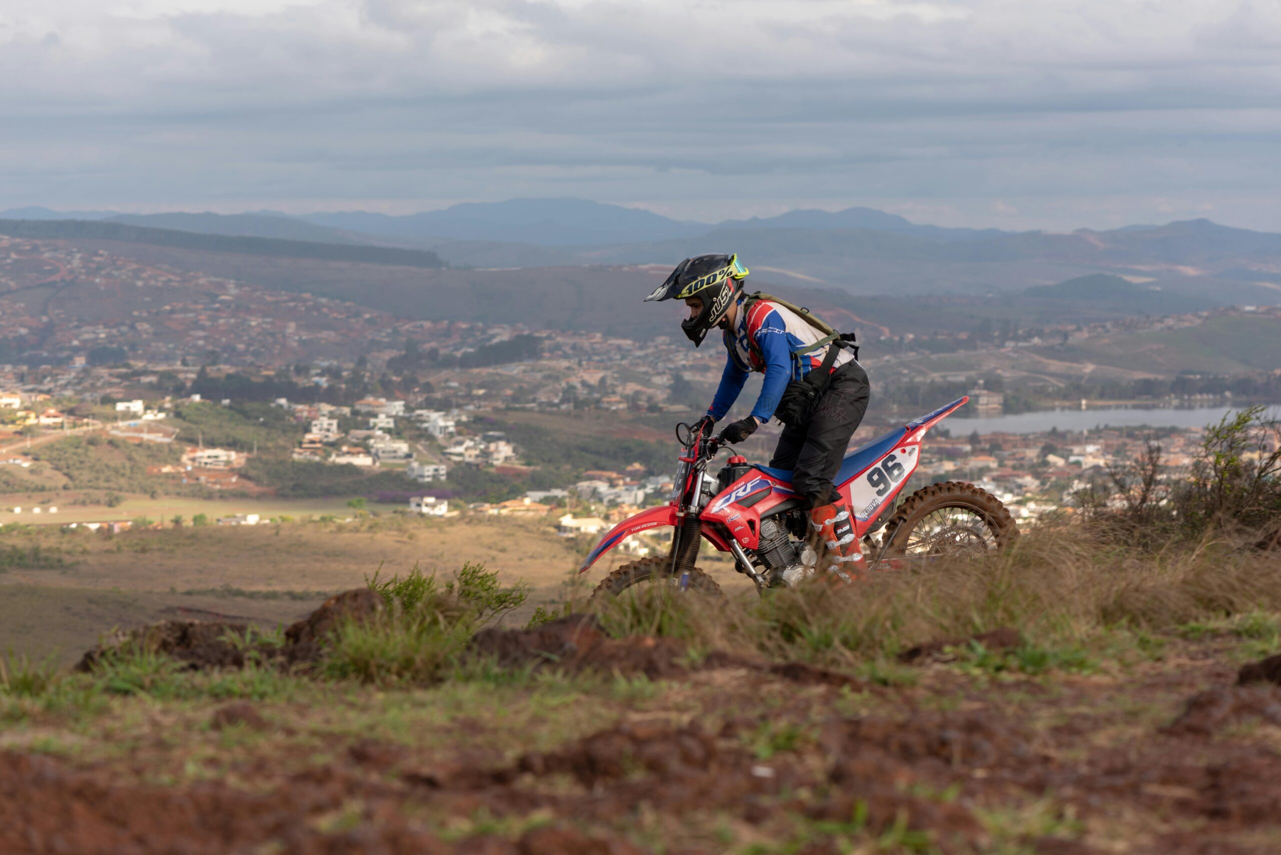 Ein Motocross-Fahrer erkundet raues Gelände in der Nähe von Brumadinho, Minas Gerais, Brasilien.