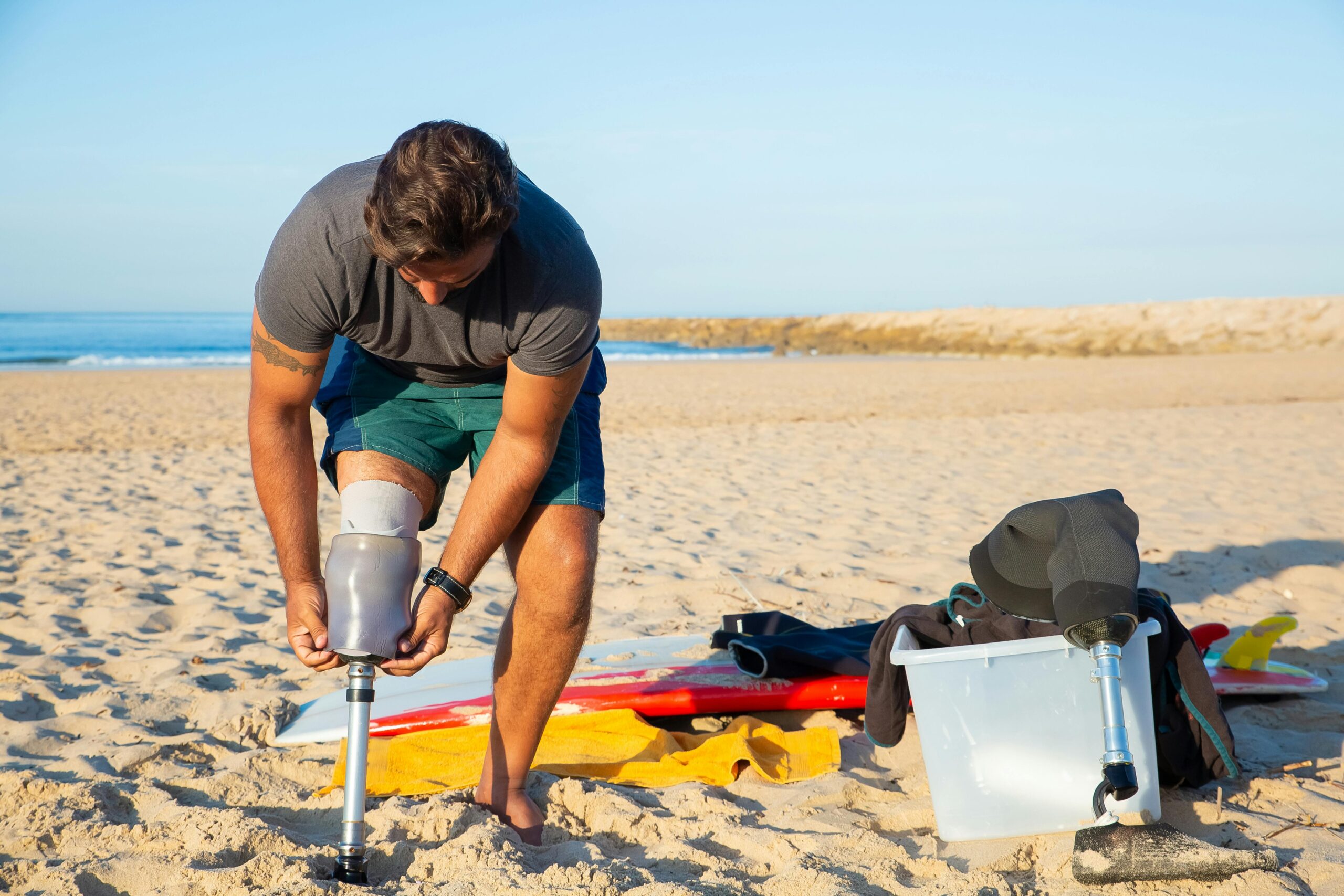 Männlicher Surfer, Der Beinprothese Trägt