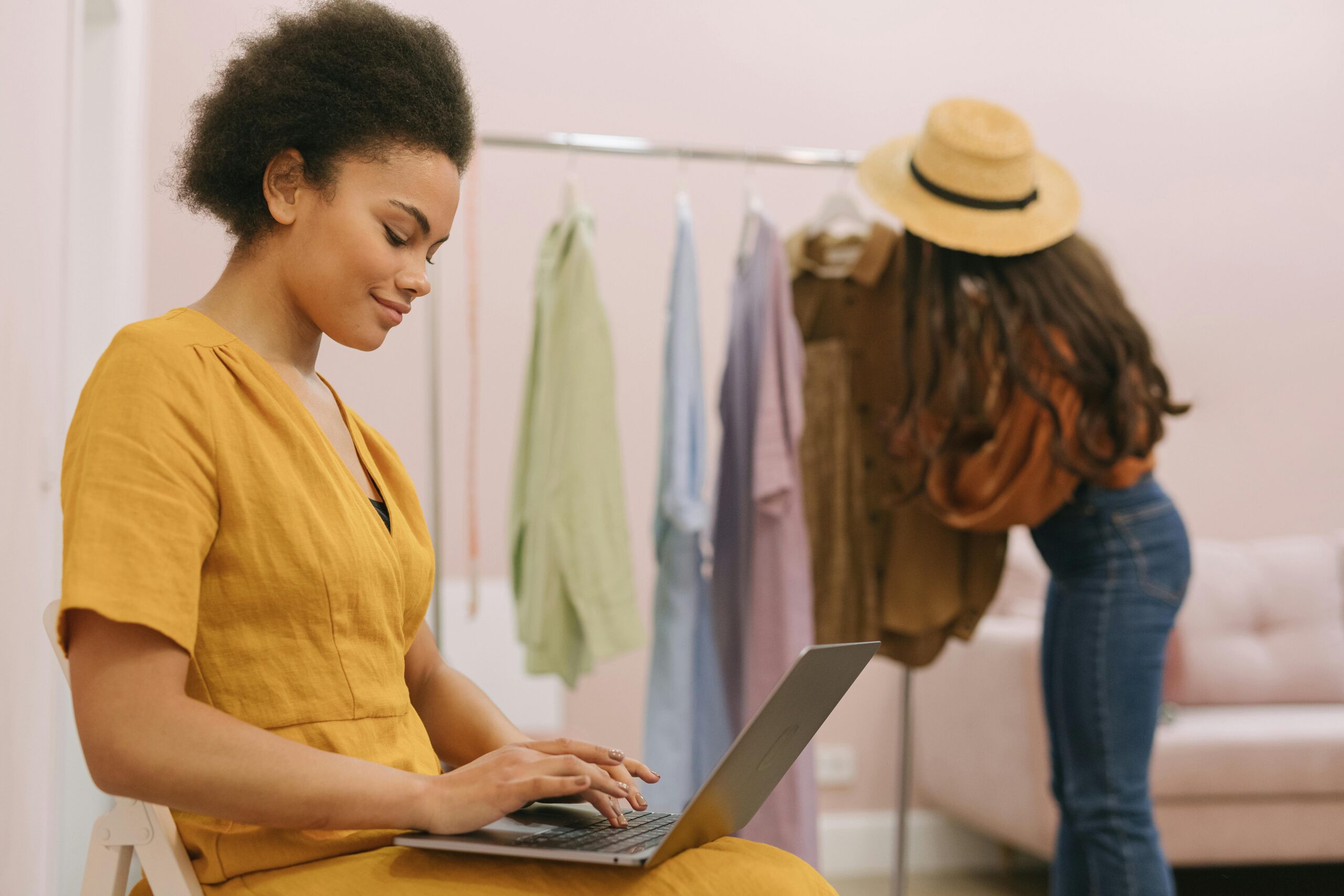 Kostenloses Stock Foto zu #indoor, afro-haar, afroamerikaner-frau