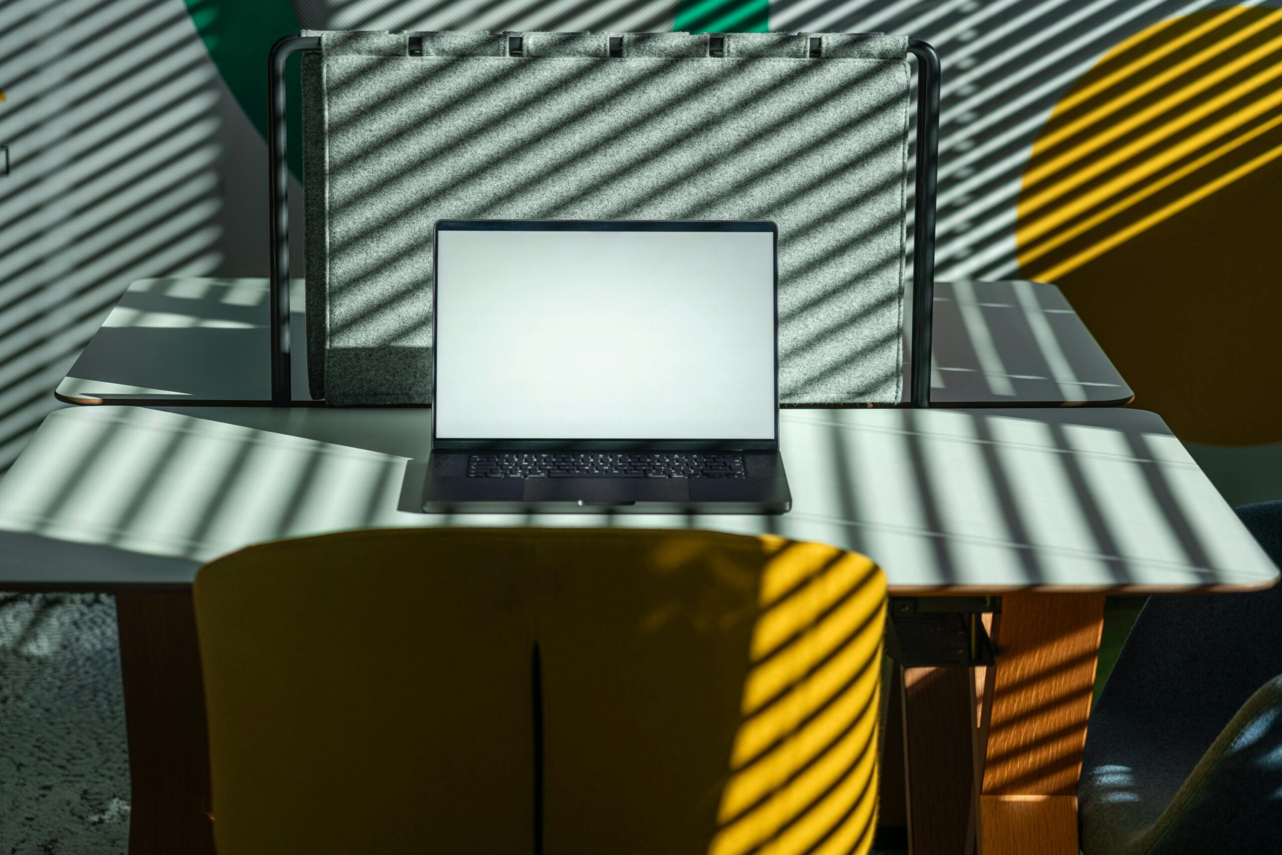 Laptop Arbeitsbereich Schatten Licht Innenraum Büroraum