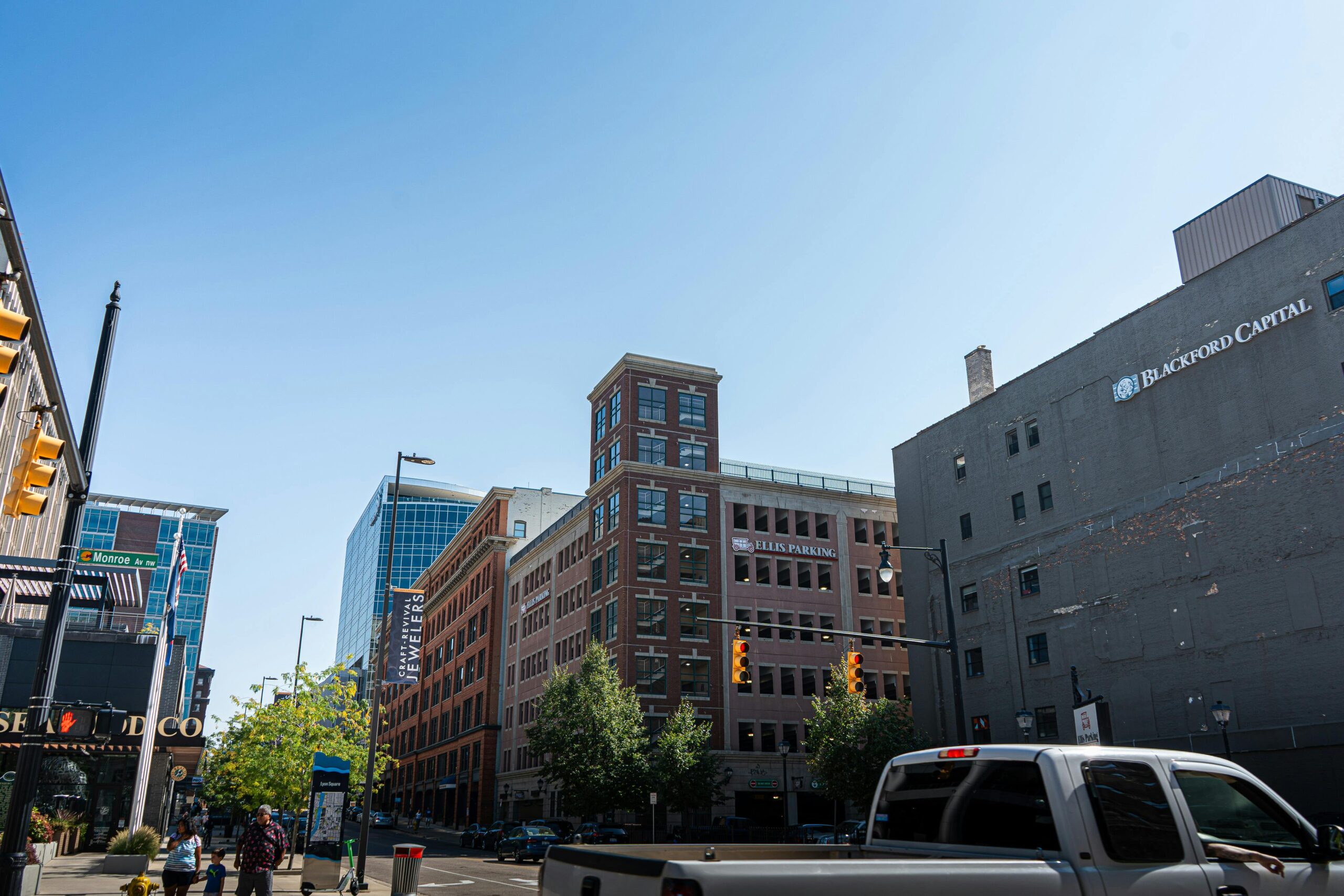 Blick Auf Die Innenstadt Von Grand Rapids Mit Monroe Avenue, Ellis Parking Und Blackford Capital Buildings