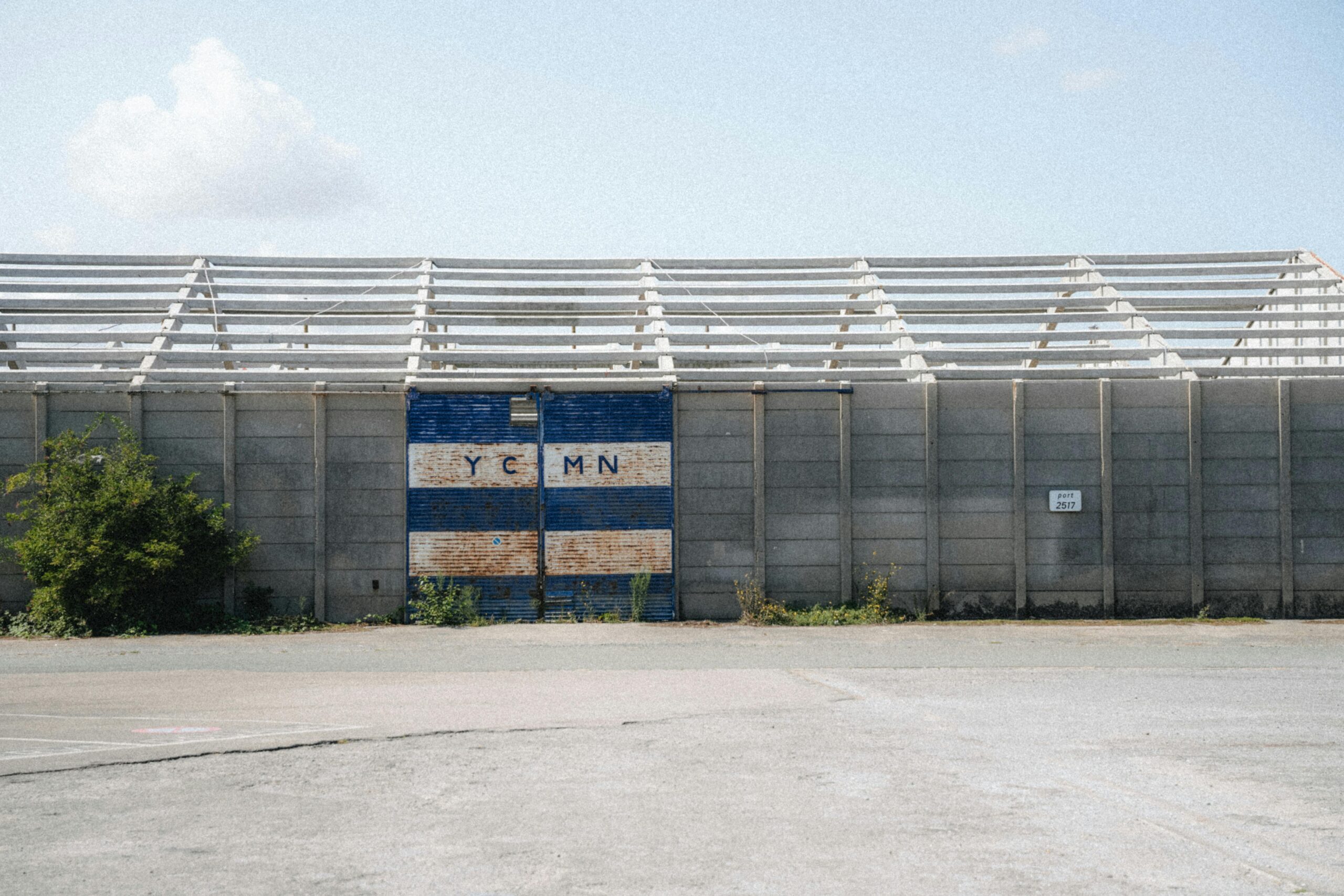 Außenansicht eines Lagerhauses in Dünkirchen, Frankreich vor einem klaren blauen Himmel.