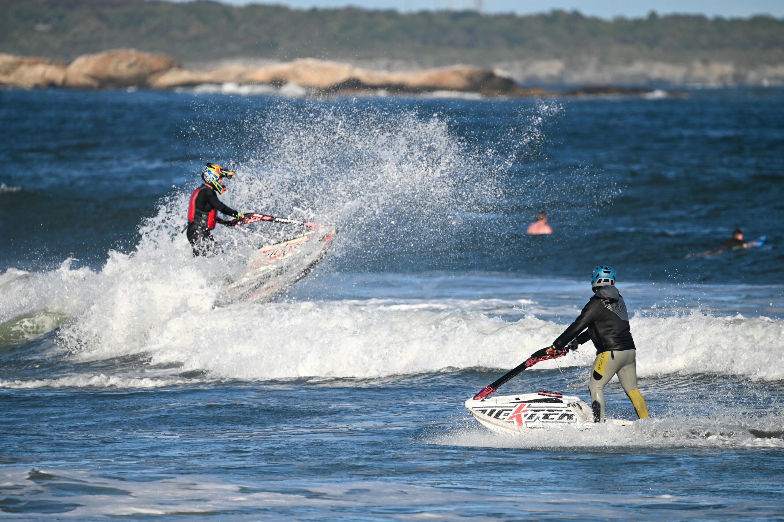 Dynamische Jetski-Action mit Fahrern, die in Narragansett, Rhode Island, durch die Wellen navigieren.