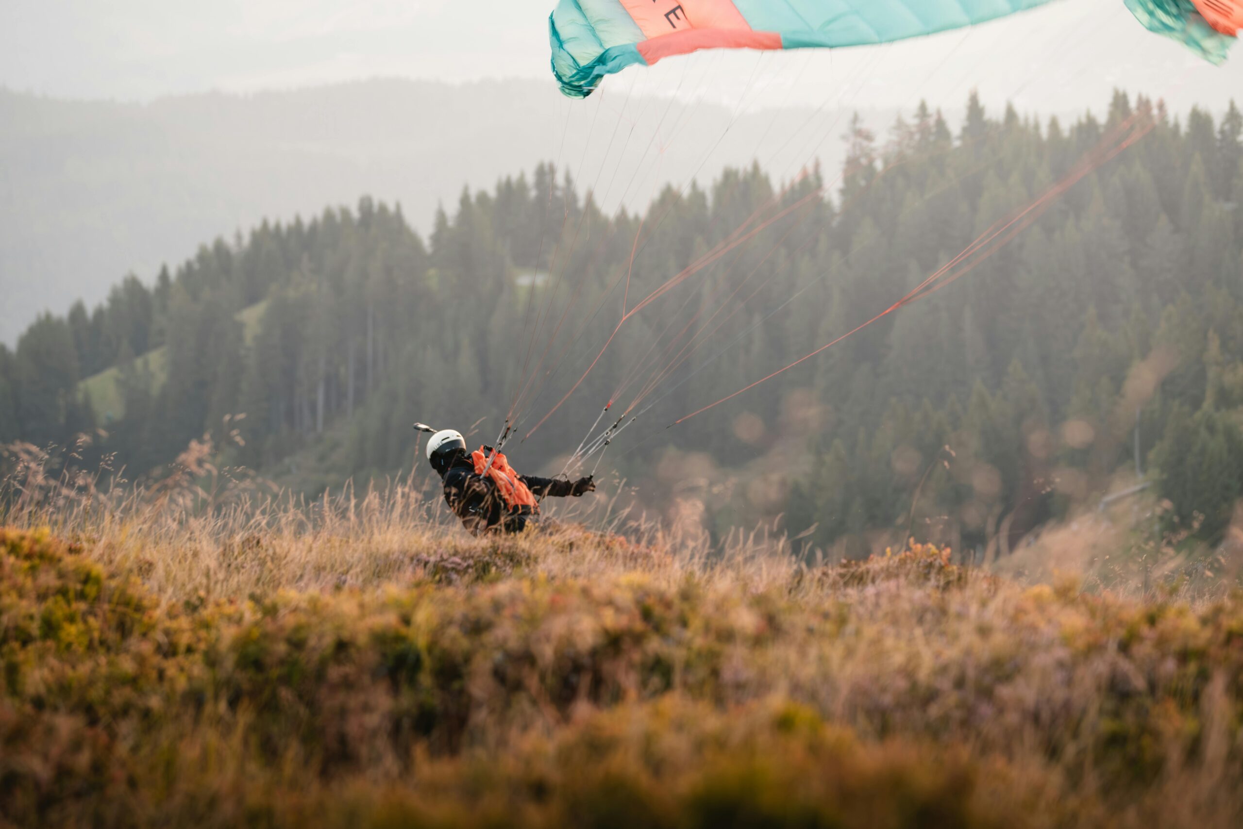 Atemberaubende Paragliding-Szene in Wildschönau-Niederau mit Blick auf die beeindruckenden österreichischen Alpen.