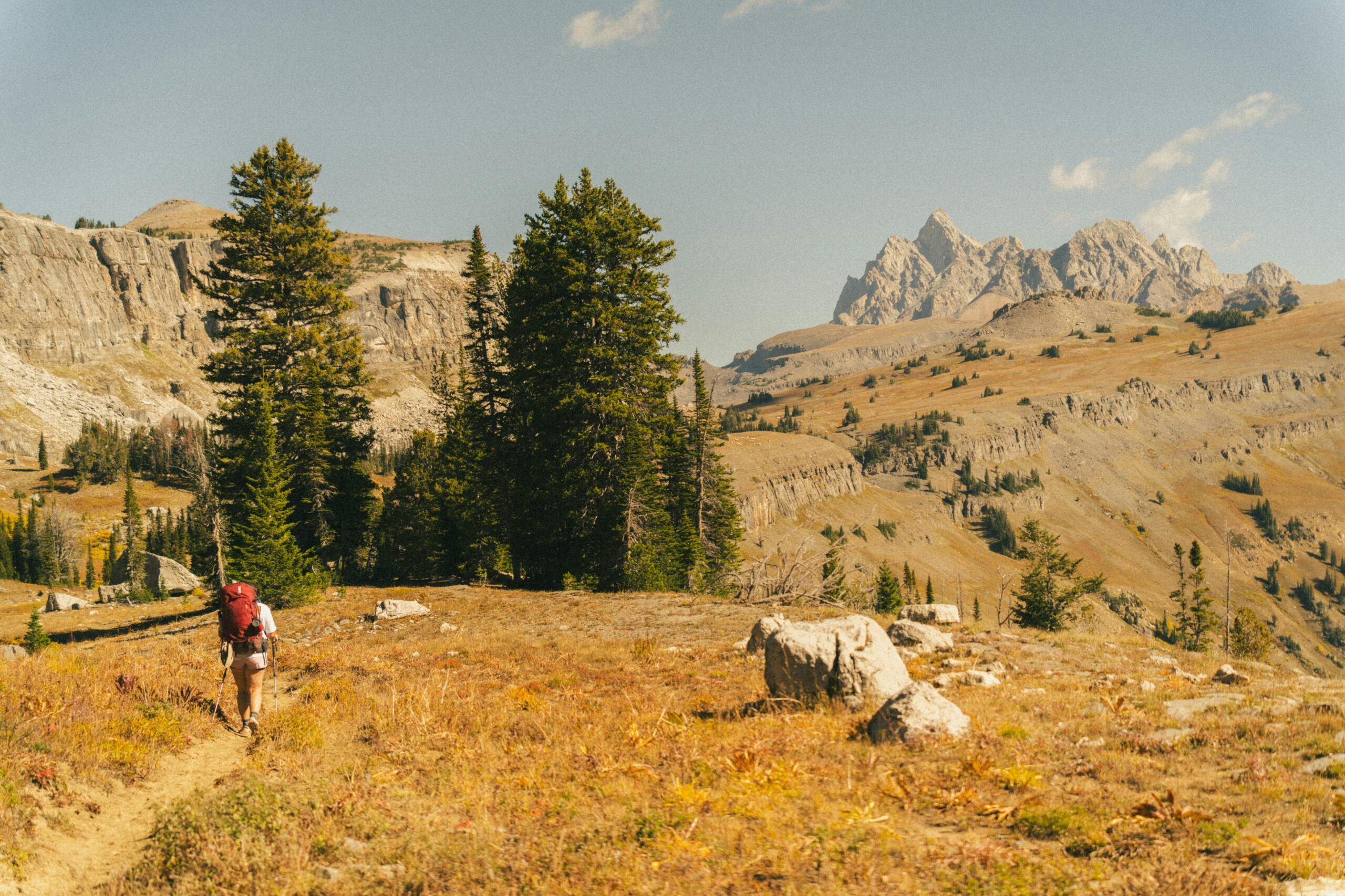 Wanderer mit Rucksack erkundet die malerischen Berge des Grand-Teton-Nationalparks.