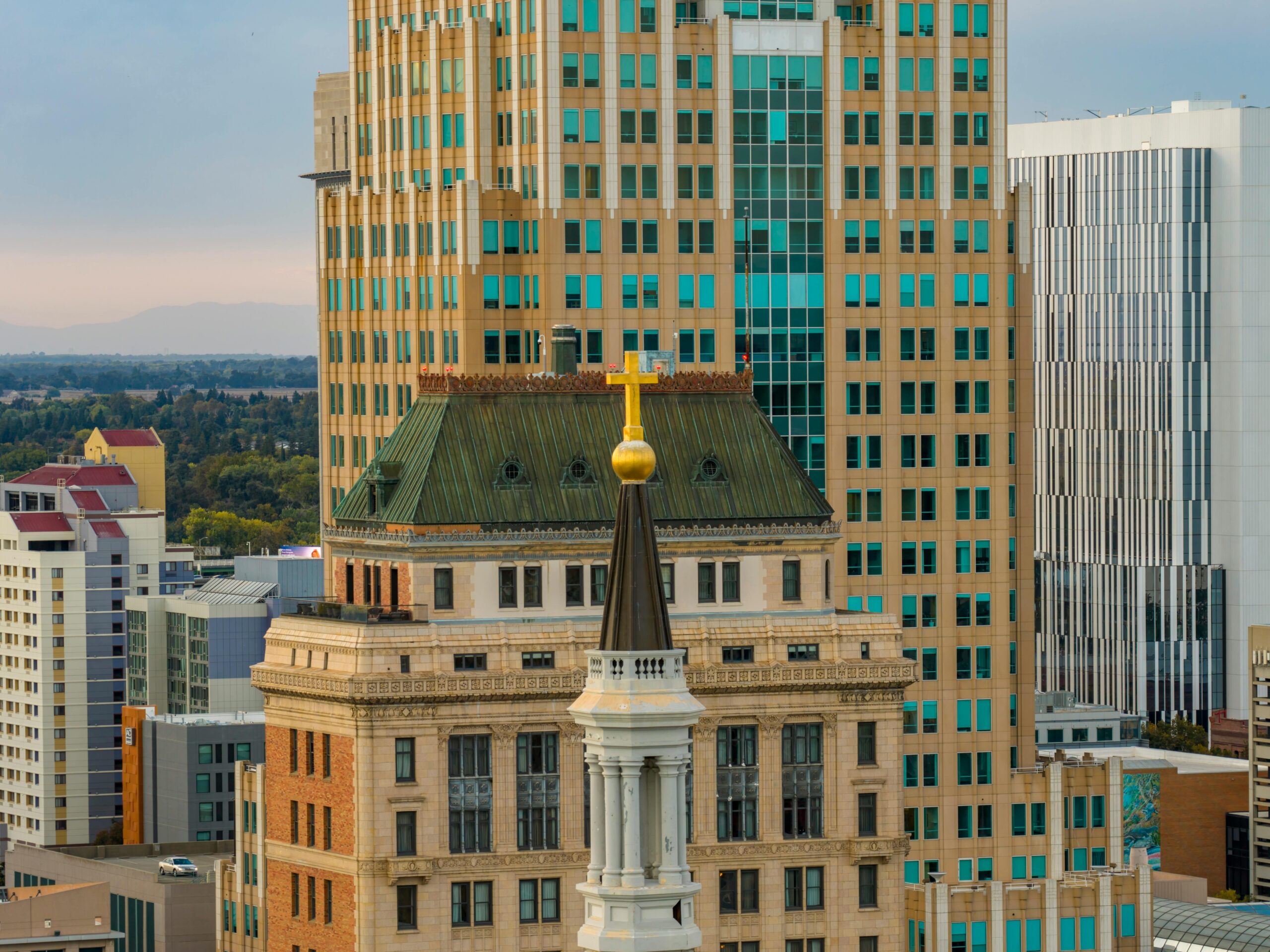 Ein atemberaubender Blick auf historische und moderne Gebäude in der Innenstadt von Sacramento, Kalifornien, bei Tag.