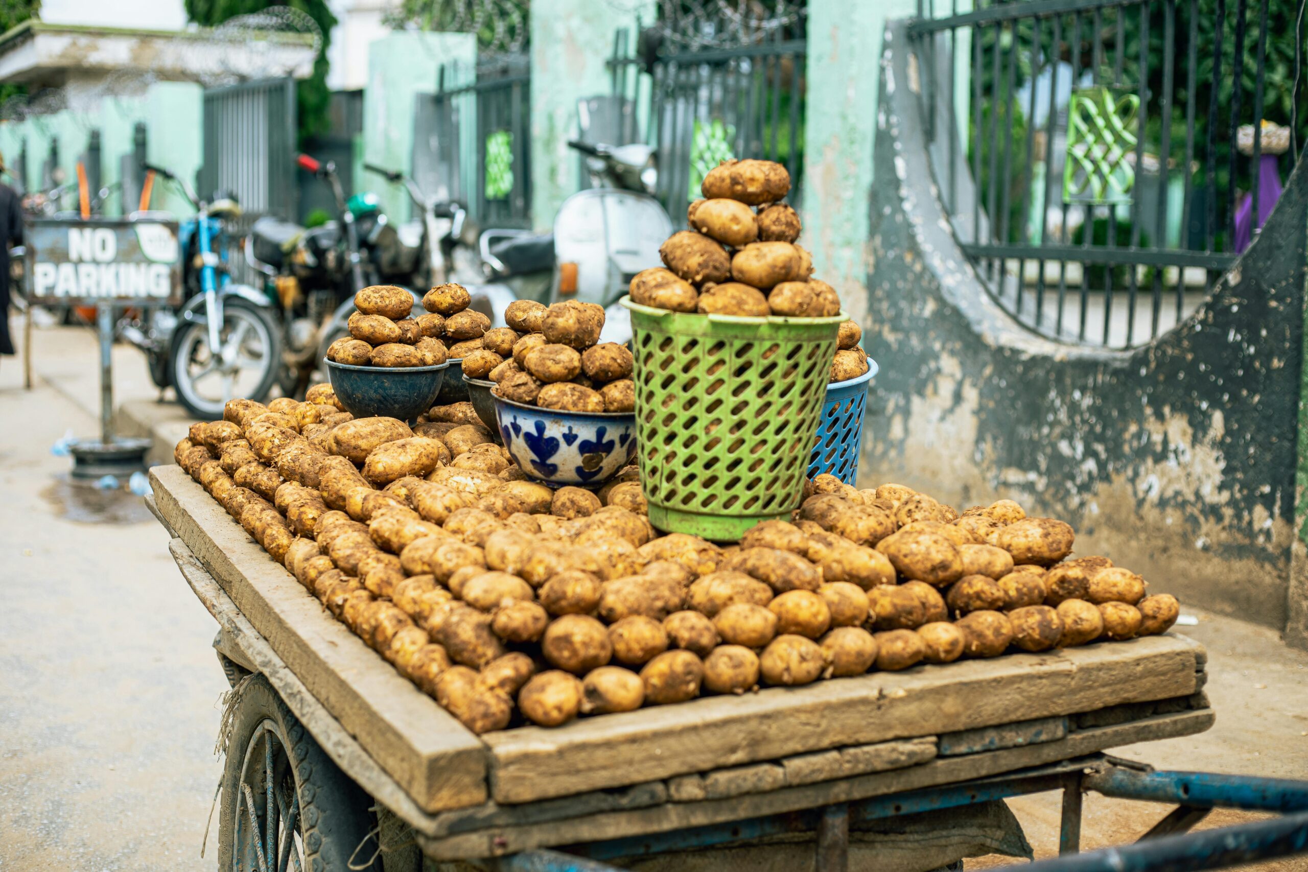 Frische Kartoffeln auf einem Straßenkarren in Nigerias lebhaftem Marktumfeld.