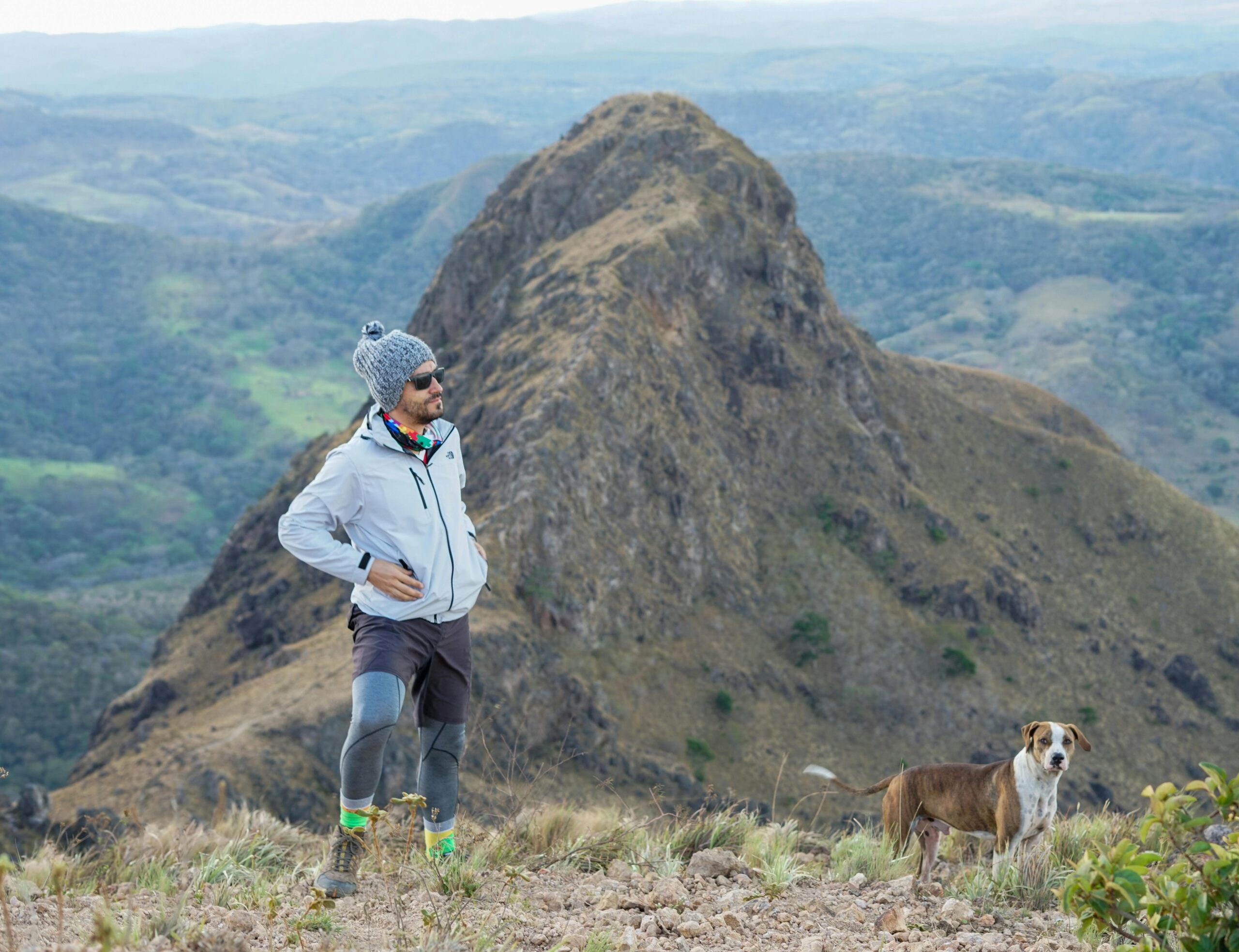 Erkunden Sie mit einem Wanderer und seinem Hund die atemberaubende Berglandschaft Costa Ricas.