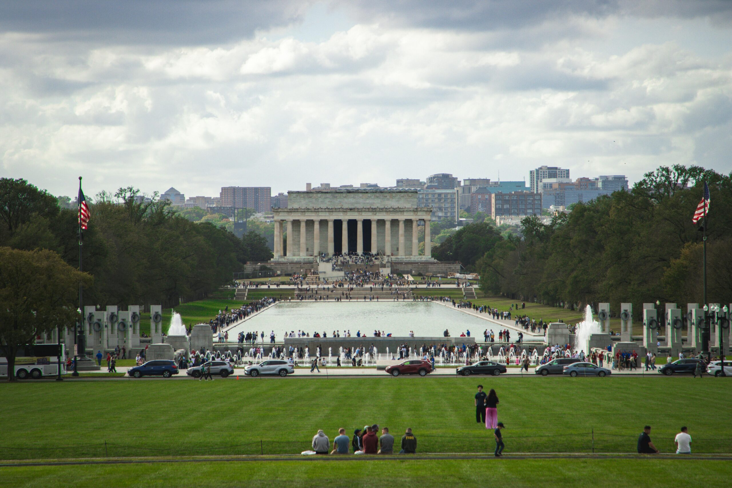 Fernsicht auf das Lincoln Memorial mit Reflecting Pool und Besuchern an einem bewölkten Tag in Washington DC