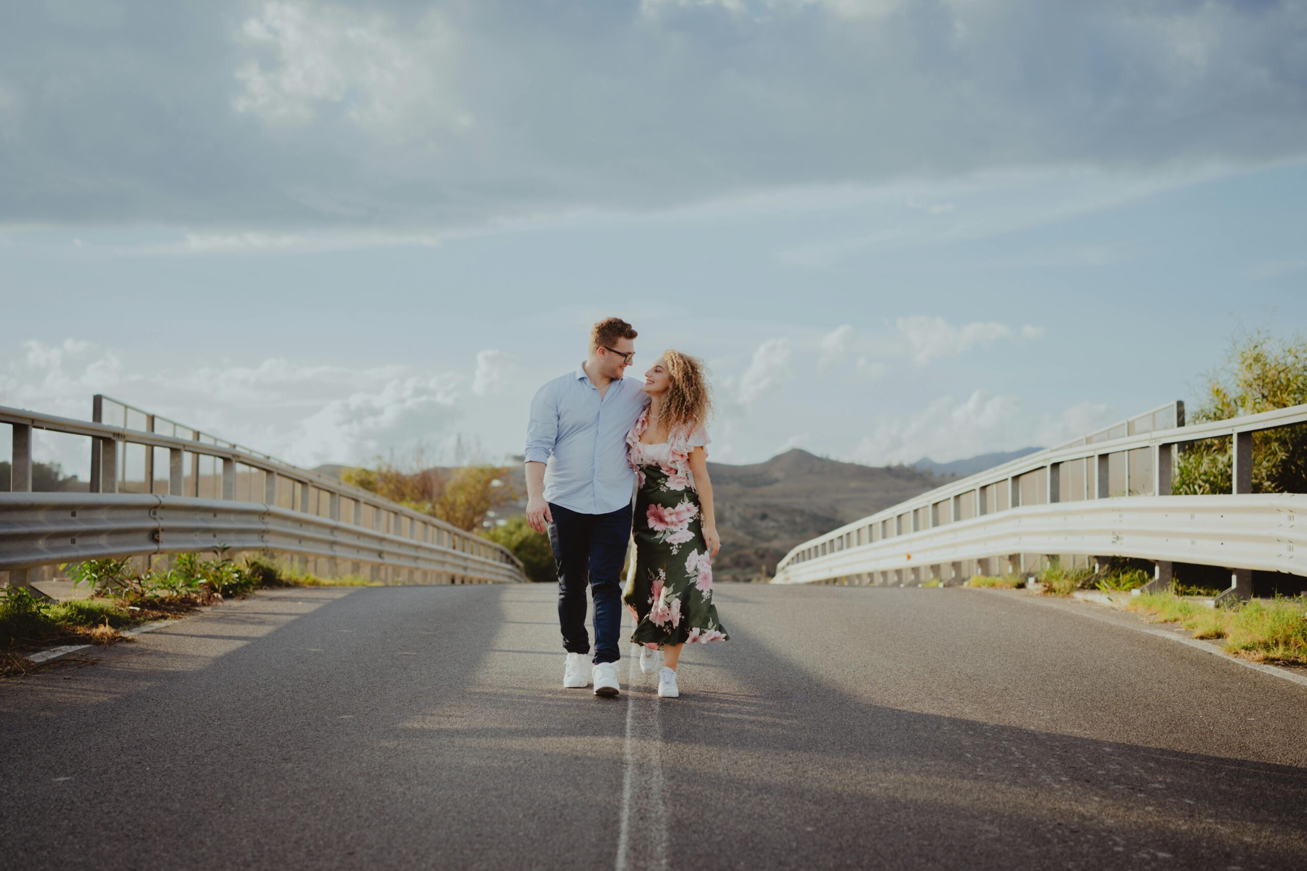 Kostenloses Stock Foto zu abenteuer, arm in arm, autobahn