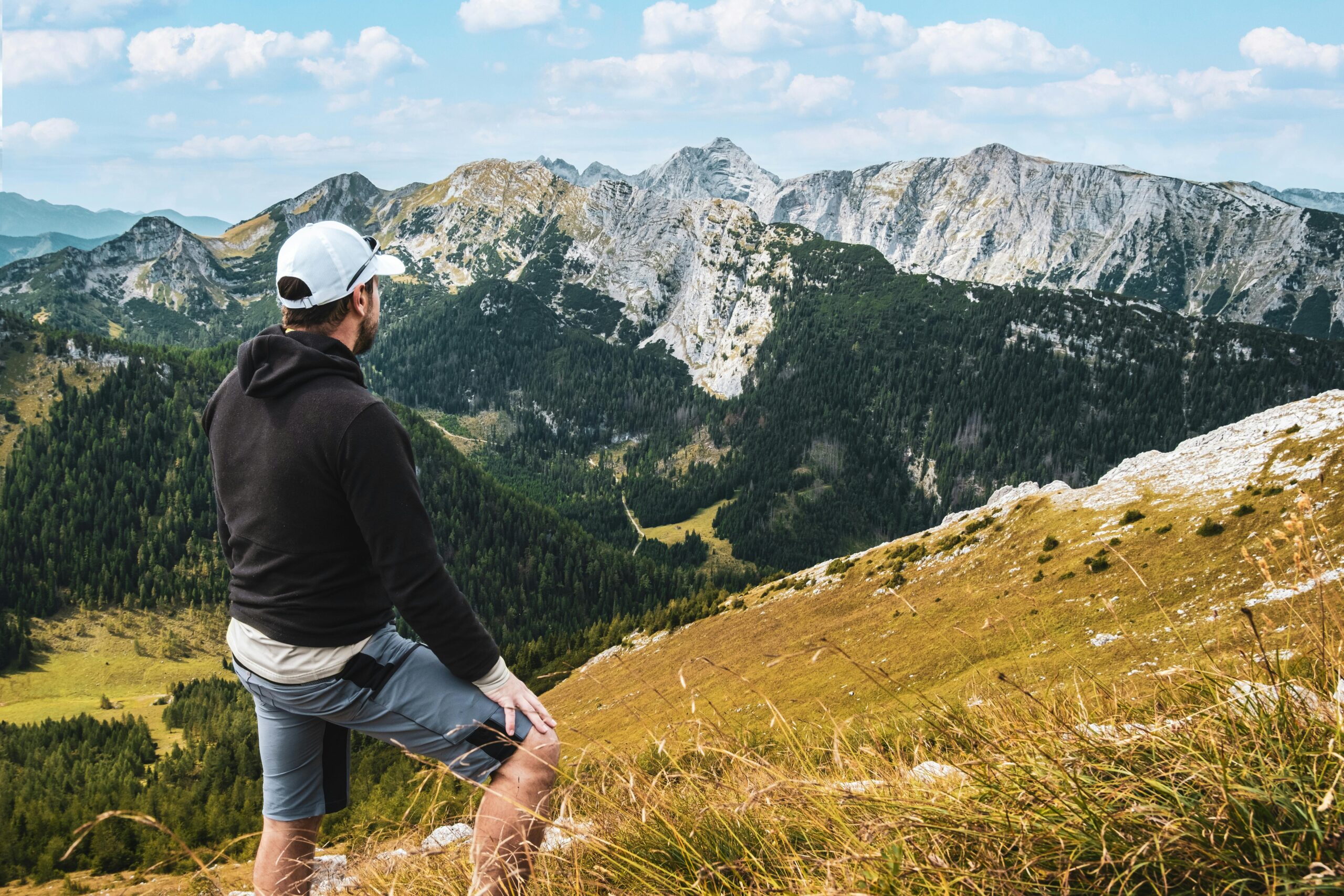 Ein Wanderer bewundert die atemberaubenden Kalkalpen im Nationalpark Gesäuse in der Steiermark, Österreich.
