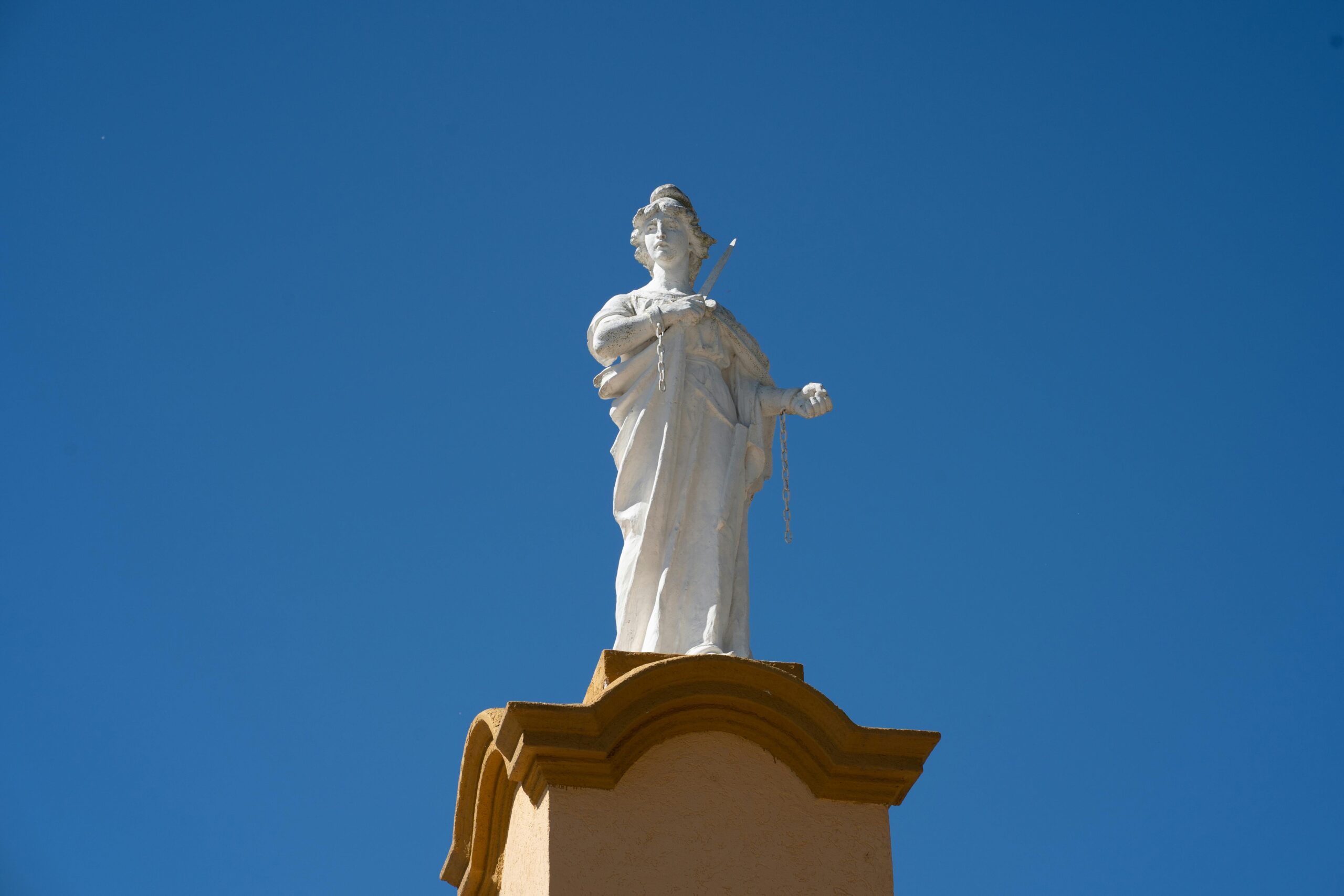 Prächtige Statue vor einem strahlend blauen Himmel in Morrison, Córdoba, Argentinien, die die Freiheit symbolisiert.