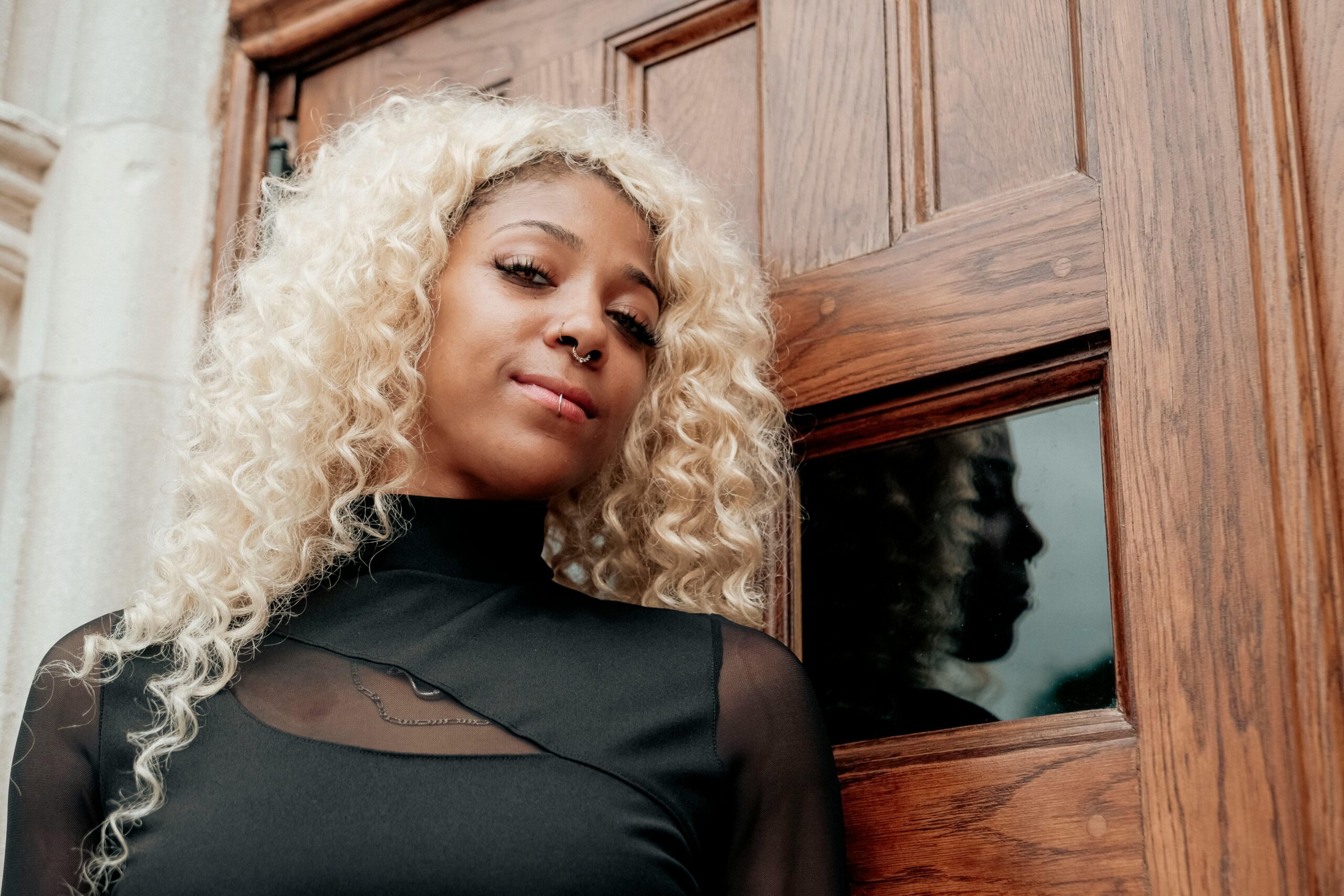 Kostenloses Stock Foto zu blonde locken, blondes haar, draußen