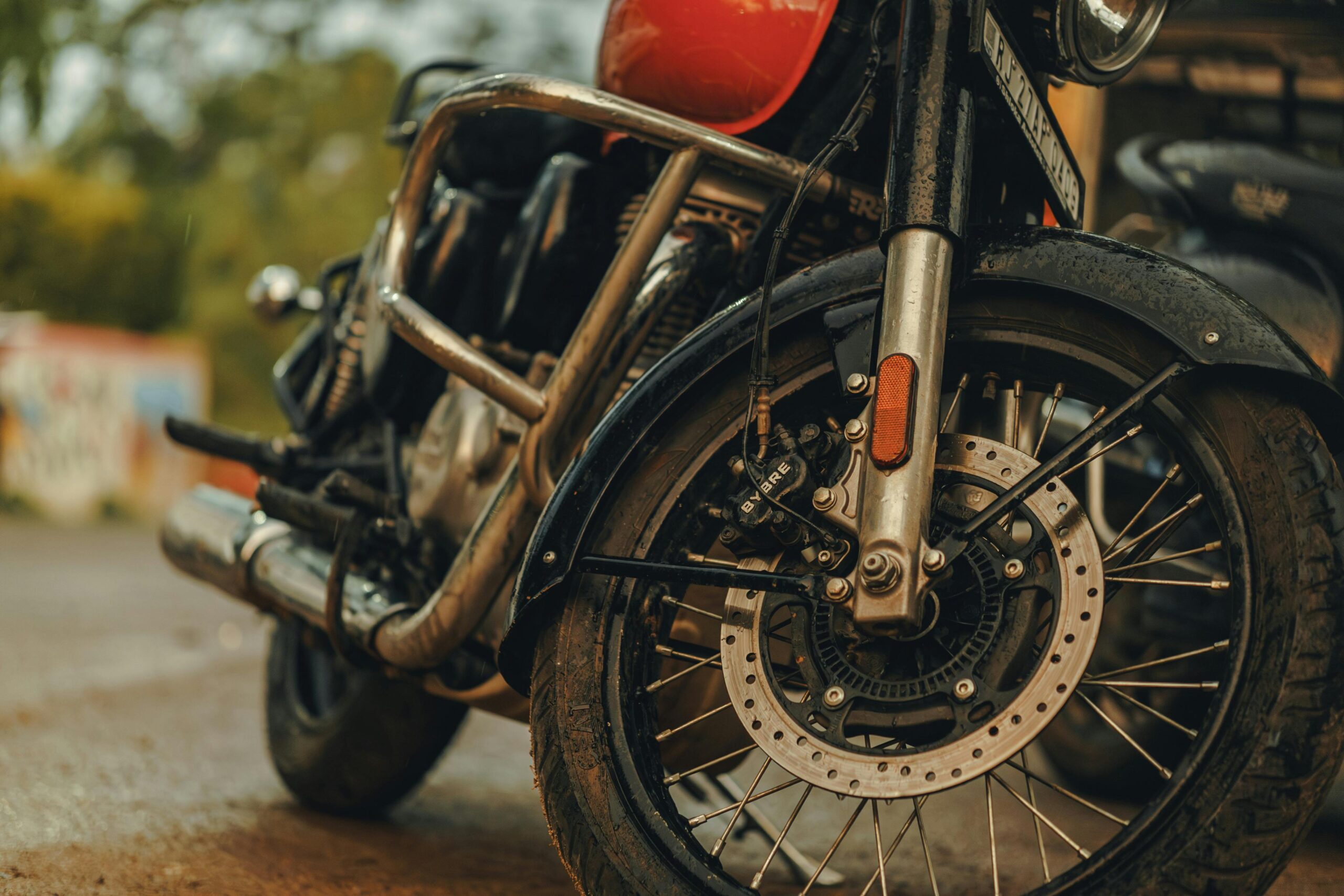 Detailansicht des Vorderrads und der Scheibenbremse eines Oldtimer-Motorrads mit Metalldetails.