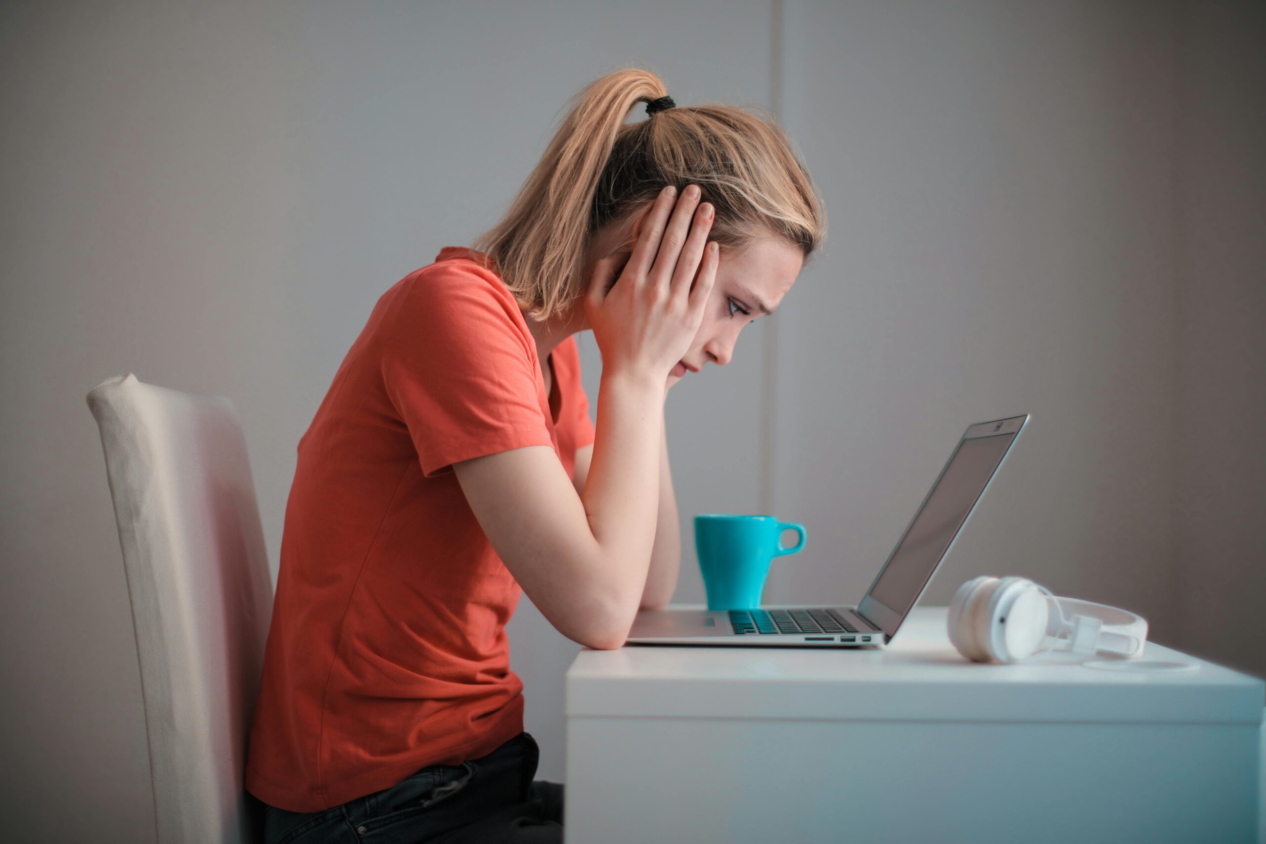 Junge Unruhige Frau, Die Laptop Zu Hause Benutzt