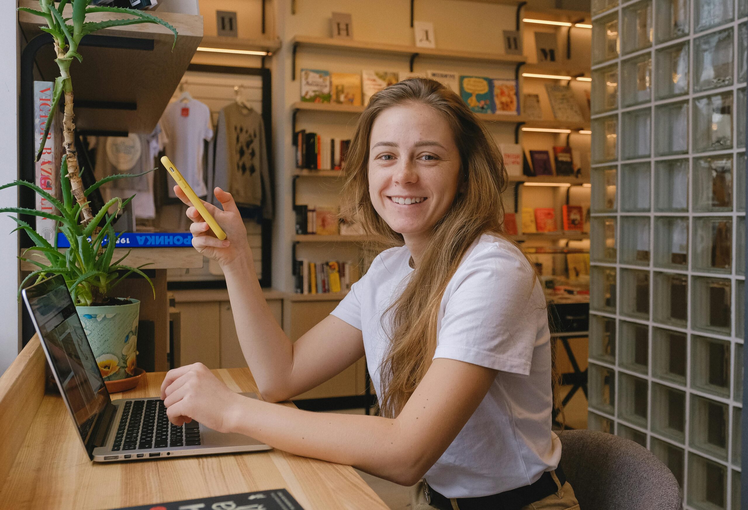 Kostenloses Stock Foto zu arbeitende frau, arbeitsplatz, beiläufige art und weise