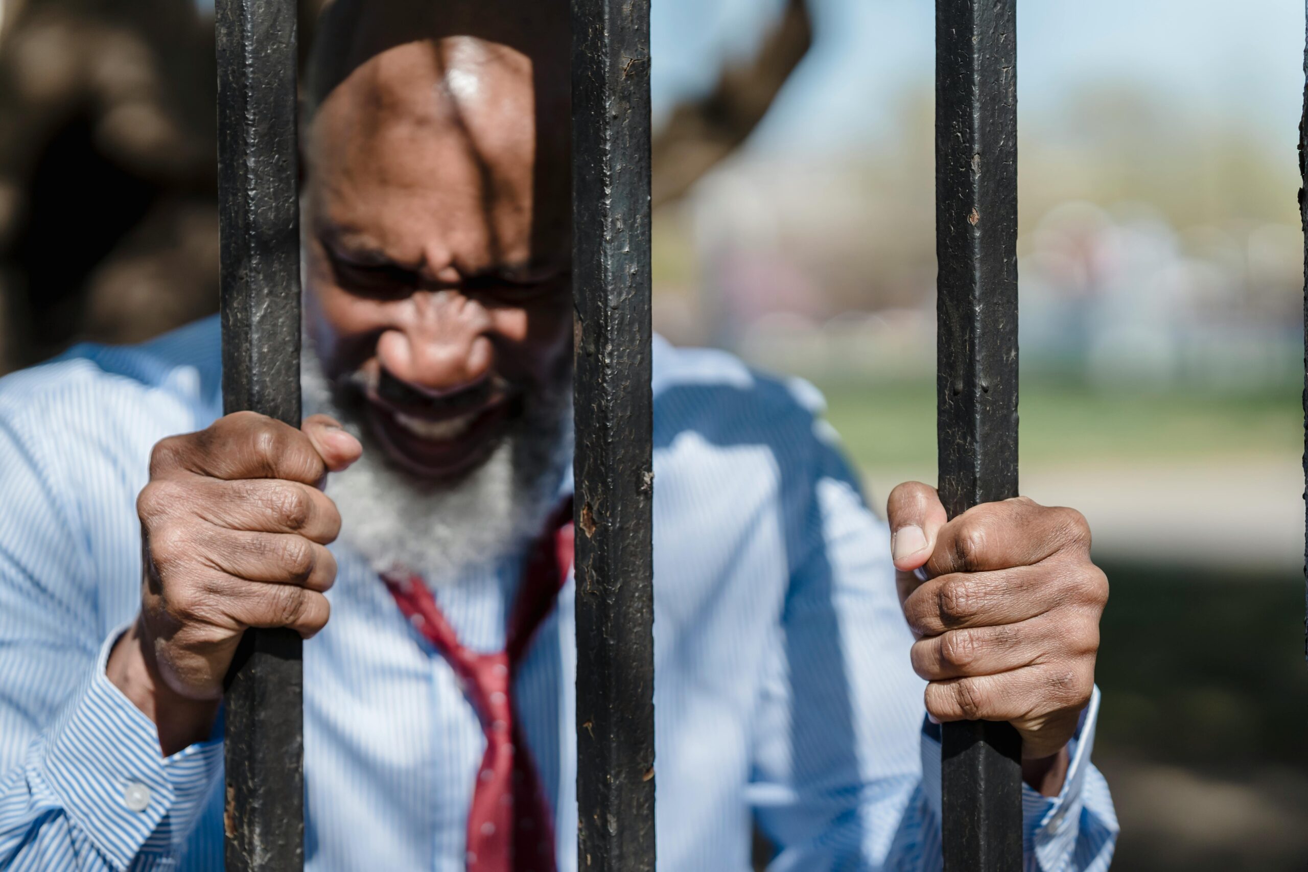 Kostenloses Stock Foto zu afroamerikanischer mann, ausdruck, außeneinstellung