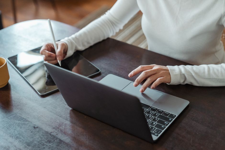 Person Laptop Planung Online-Business