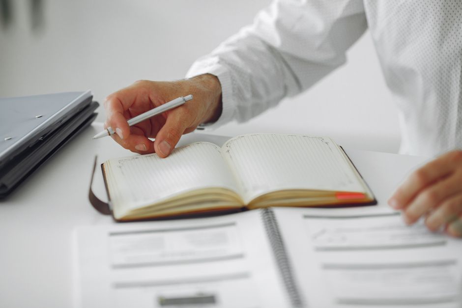 Person Zeitplanung Nebenbei Selbstständig