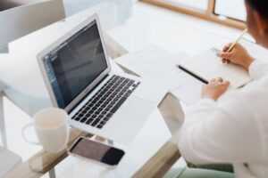 Online-Business & Side Hustles: Der komplette Praxis-Guide für den Start 2025