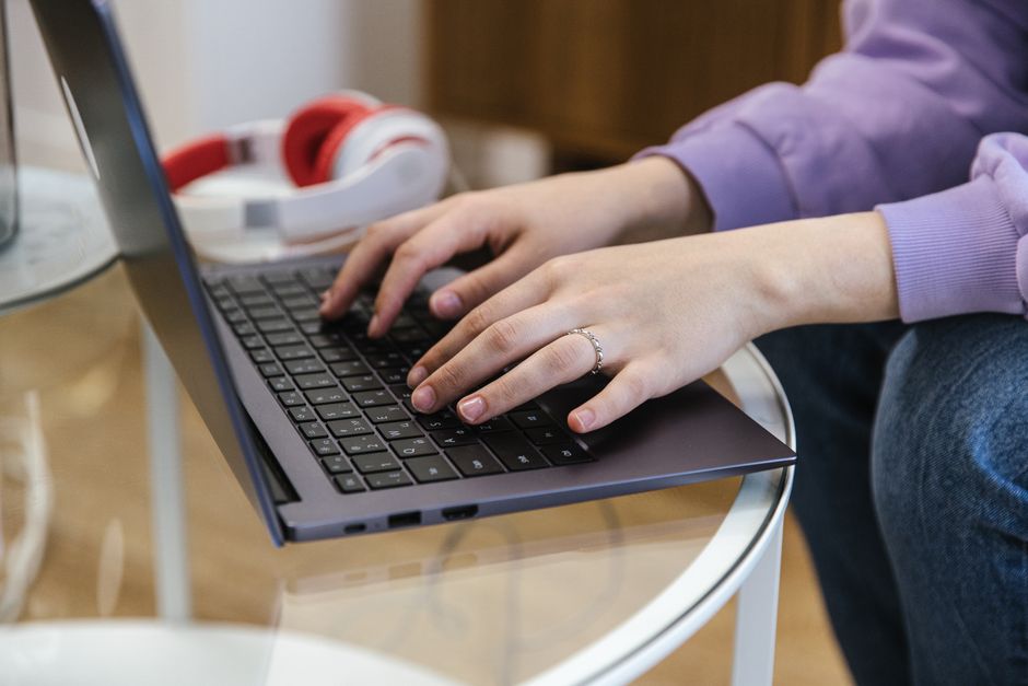 Person Laptop Notizen Blog